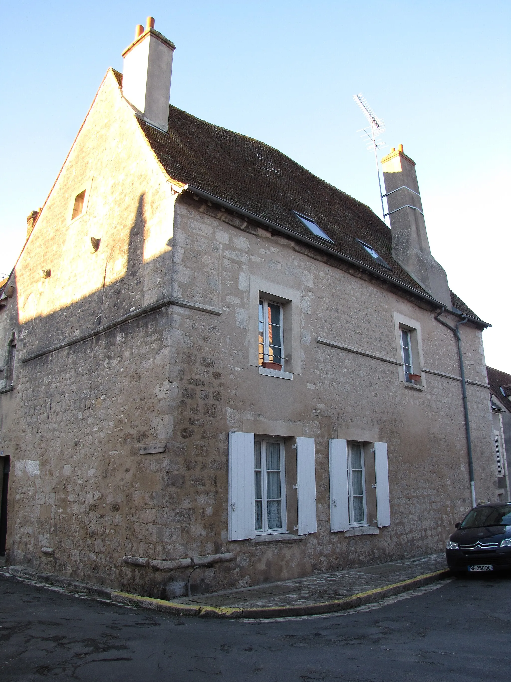 Photo showing: Châtillon-Coligny, Loiret, Centre region, France.
At the crossroad between rue de Cullion and rue Belle Croix, this old protestant temple was built in the 16th century (not the 17th as the title says) by Gaspard de Coligny during the wars of religion. It got shut about 20 years later, after the Saint Barthélemy day.