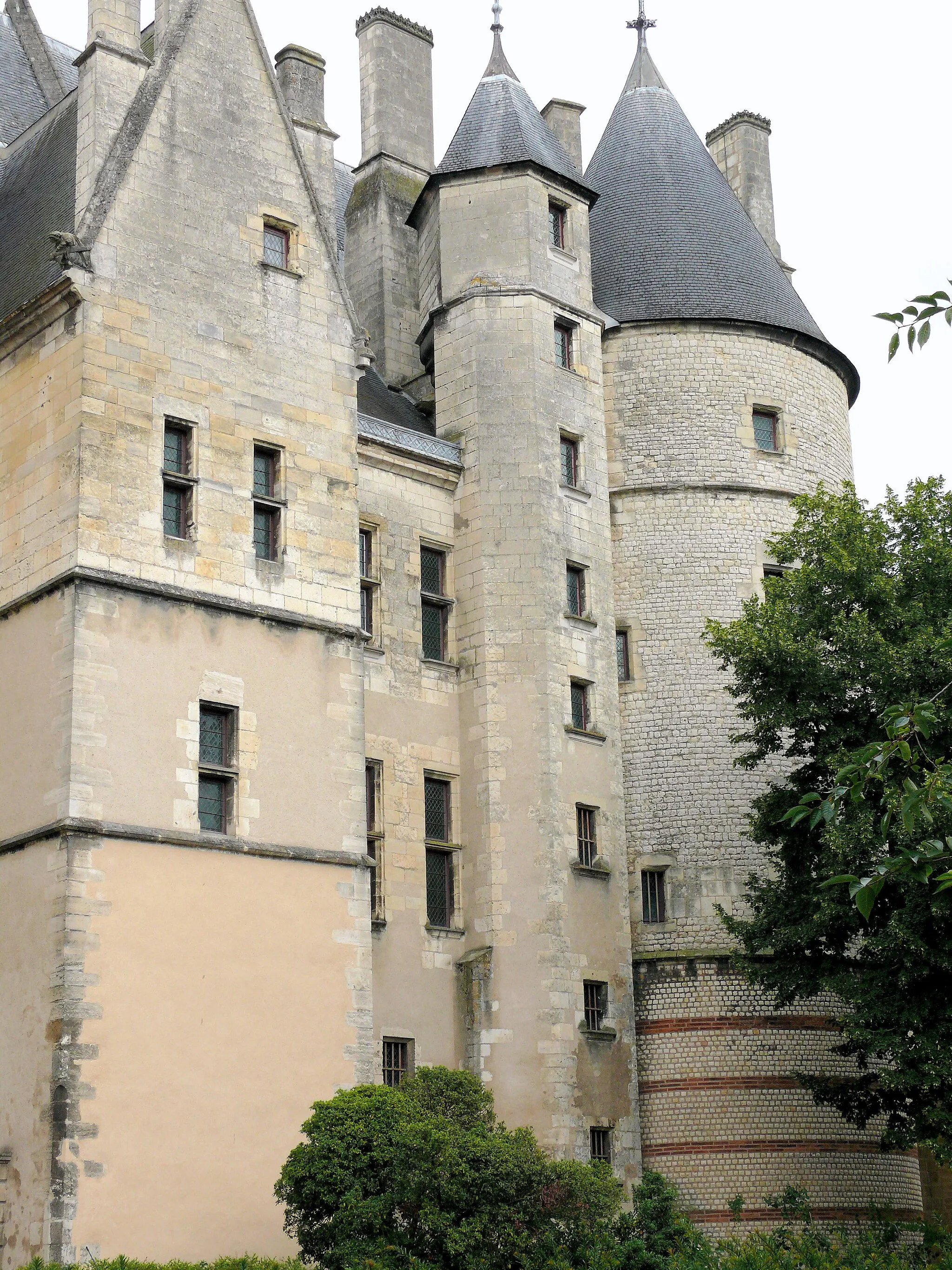 Photo showing: Bourges - Palais Jacques-Cœur - La façade du palais construite sur les anciens remparts gallo-romains