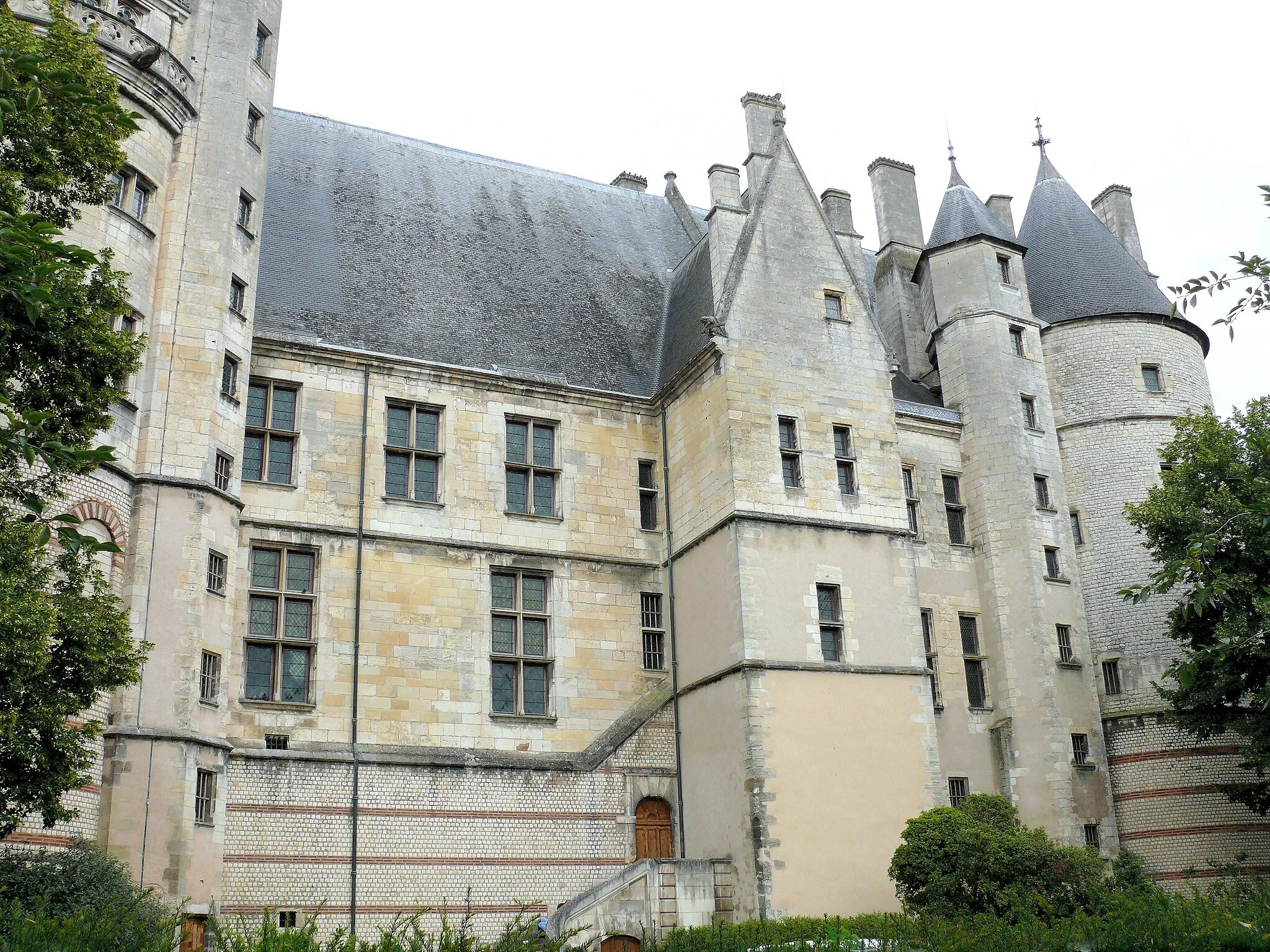 Photo showing: Bourges - Palais Jacques-Cœur - La façade du palais construite sur les anciens remparts gallo-romains de la première enceinte de la ville