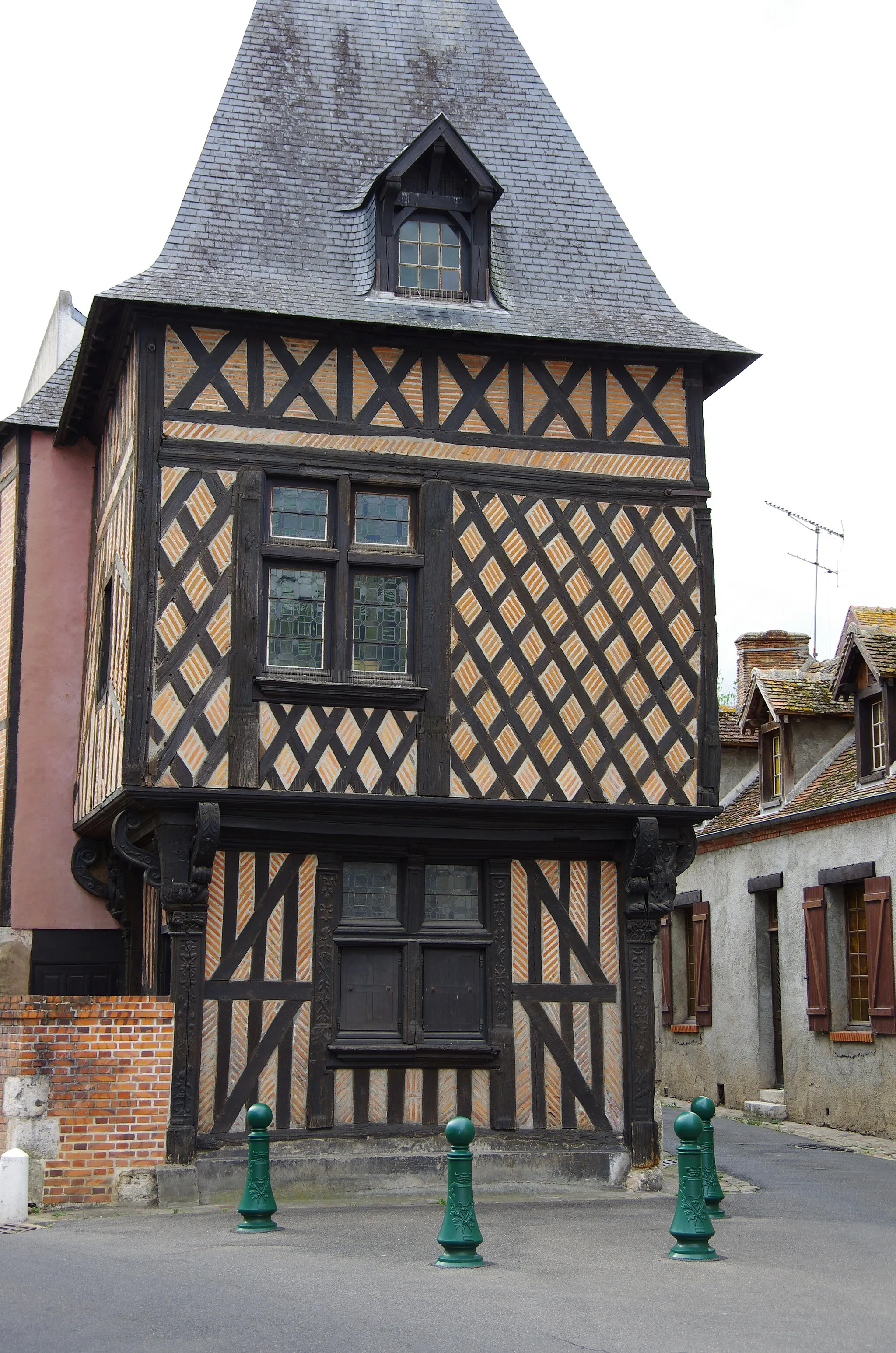 Photo showing: This building is classé au titre des monuments historiques de la France. It is indexed in the base Mérimée, a database of architectural heritage maintained by the French Ministry of Culture, under the reference PA00098557 .
