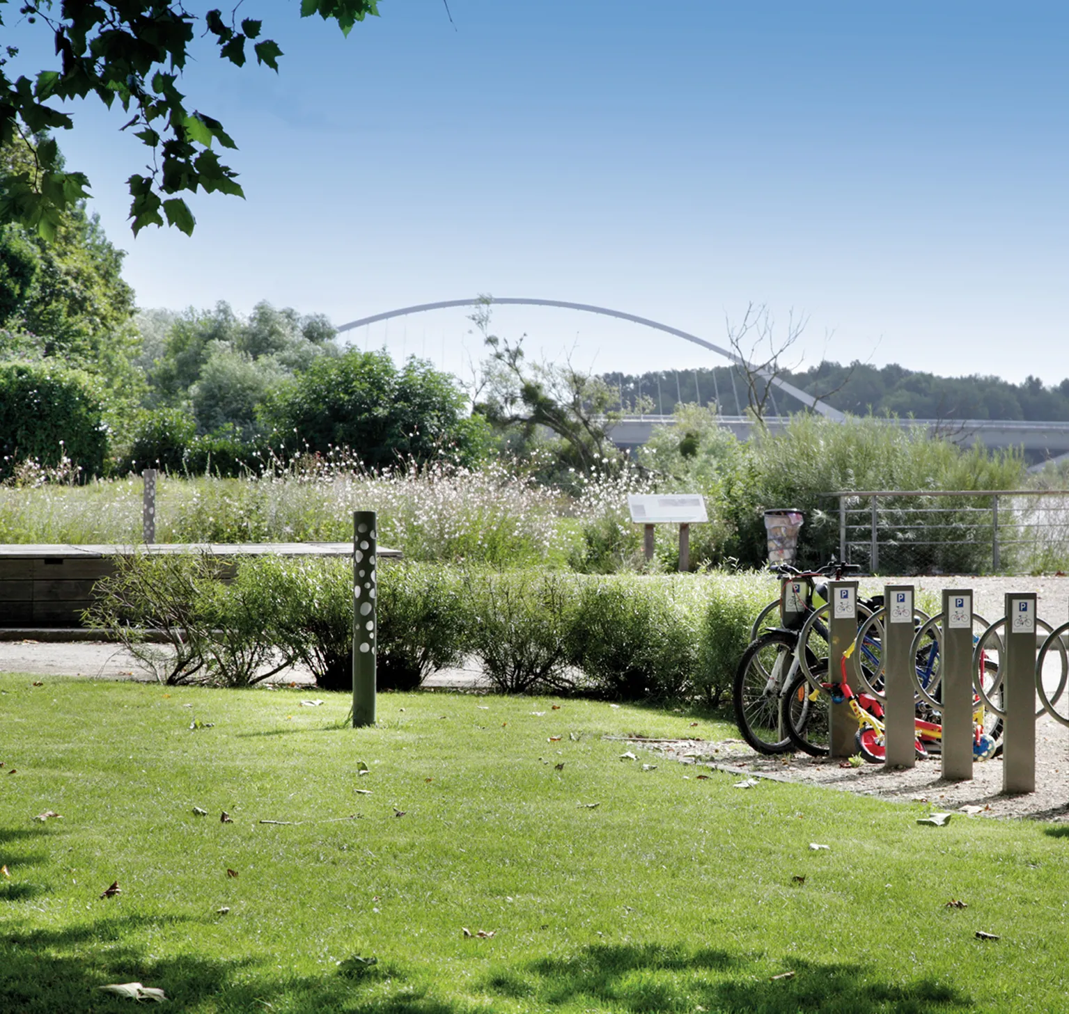 Photo showing: The Europe Bridge seen from the park Chilesse