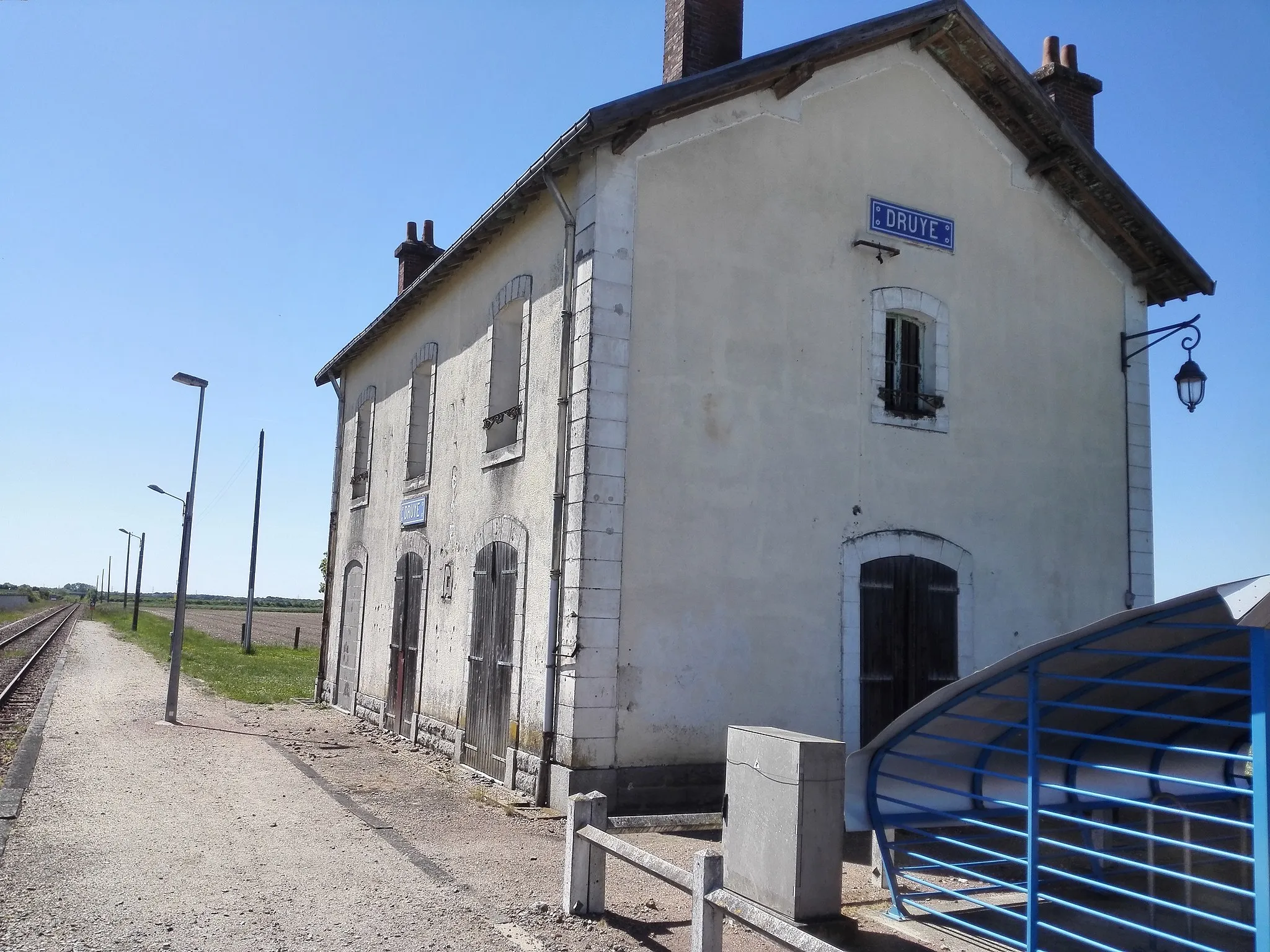 Photo showing: Gare de Druye (Indre-et Loire, France). Le bâtiment n'est plus utilisé comme gare, mais un arrêt ferroviaire est encore en fonction à cet endroit