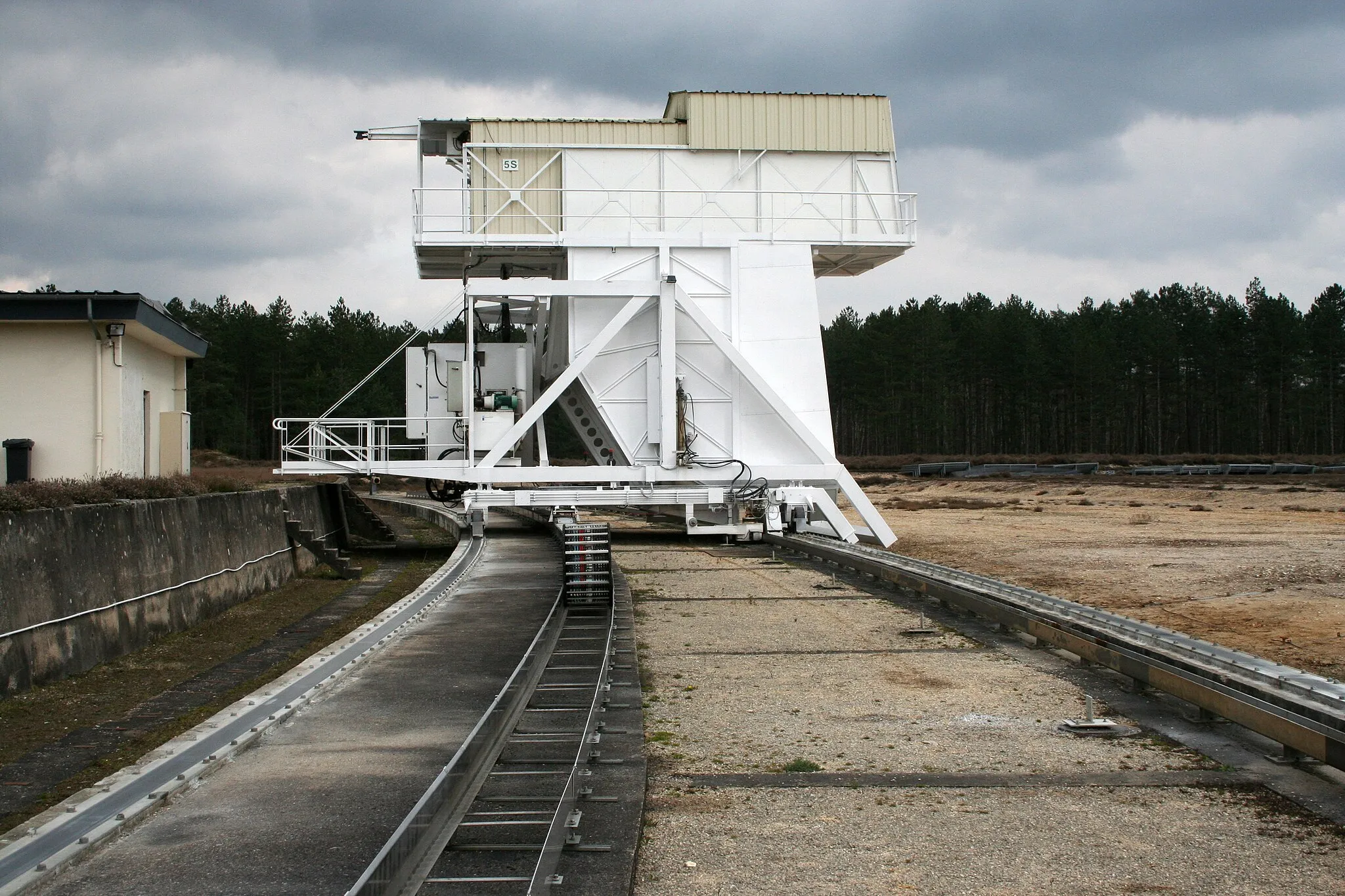 Photo showing: Chariot focal du grand radiotélescope de Nançay sur ses rails. À noter la crémaillère.