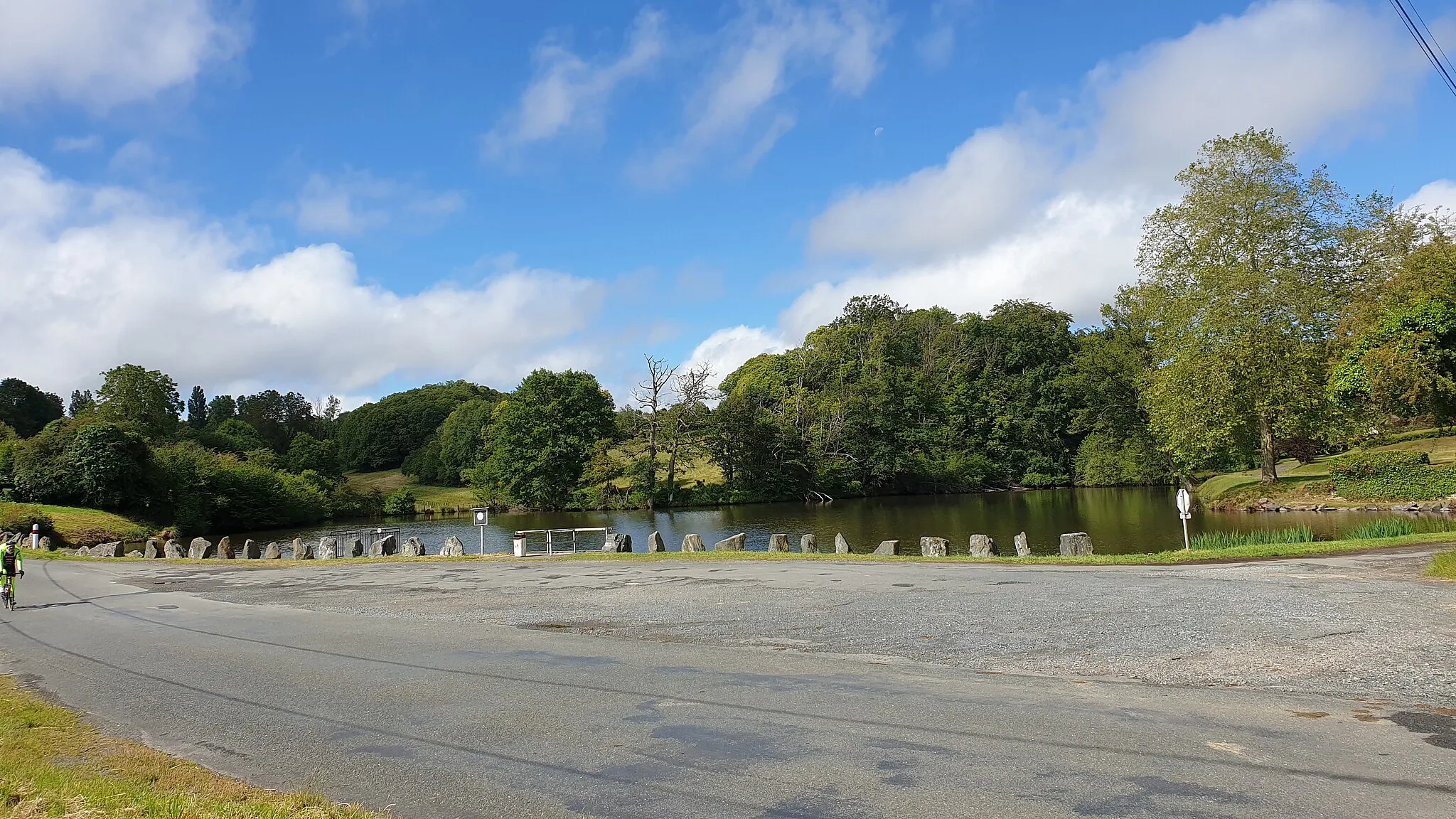 Photo showing: View of the Aigurande pond, Indre, France, from the levee, in June 2020. It is reserved for the training of the firemen of the commune.