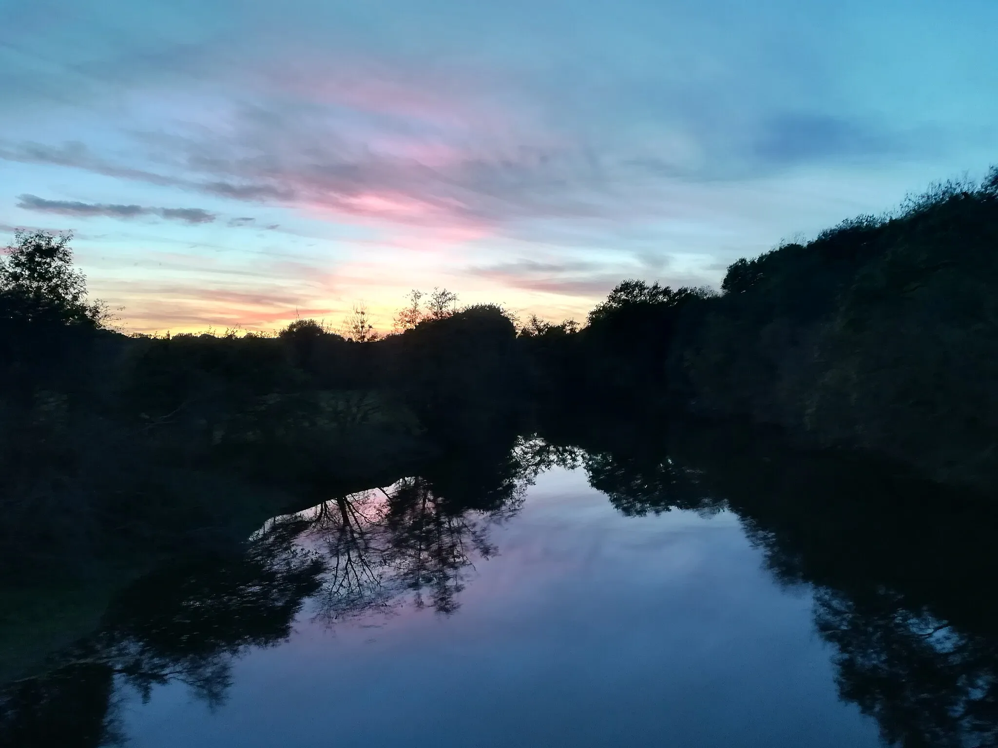 Photo showing: Vue sur l'Anglin depuis le pont de Concrémiers, en direction de l'Ouest, vers 18h.