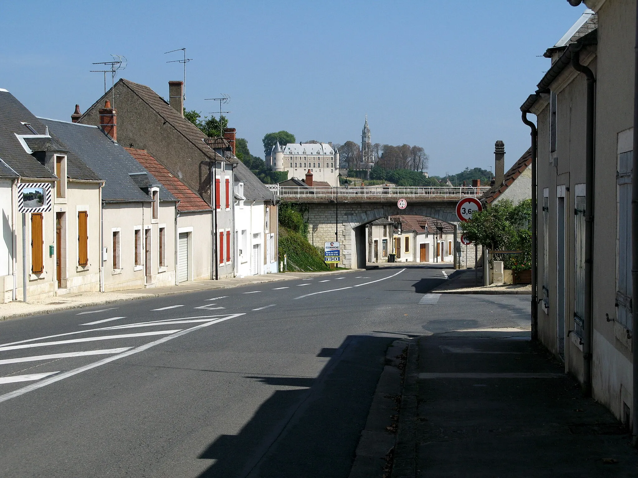 Photo showing: Châteauneuf-sur-Cher (Cher, France) -
Panorama sur l'église et le château en entrant dans la ville par la route départementale D940 (en venant du Sud-Ouest)..
.