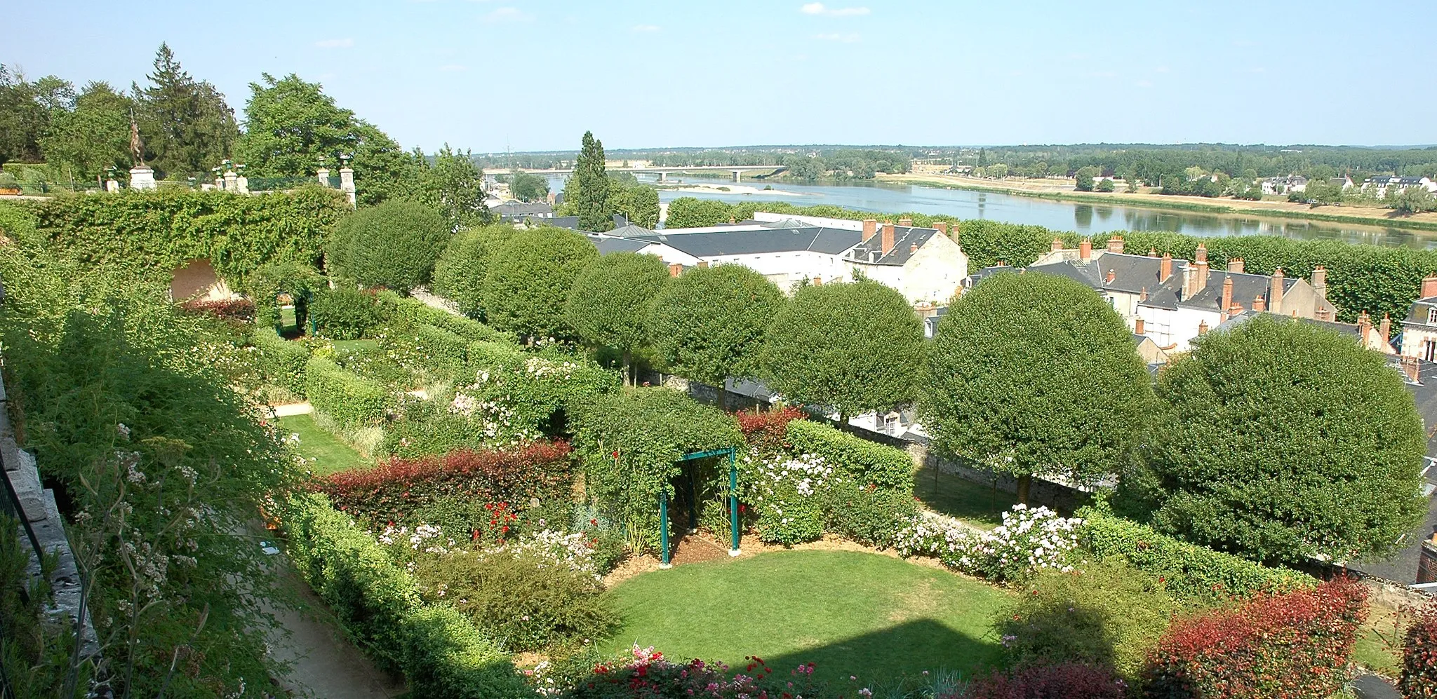 Photo showing: À Blois (Loir-et-Cher, France) : roseraie des jardins de l'évêché (aujourd'hui hôtel de ville).