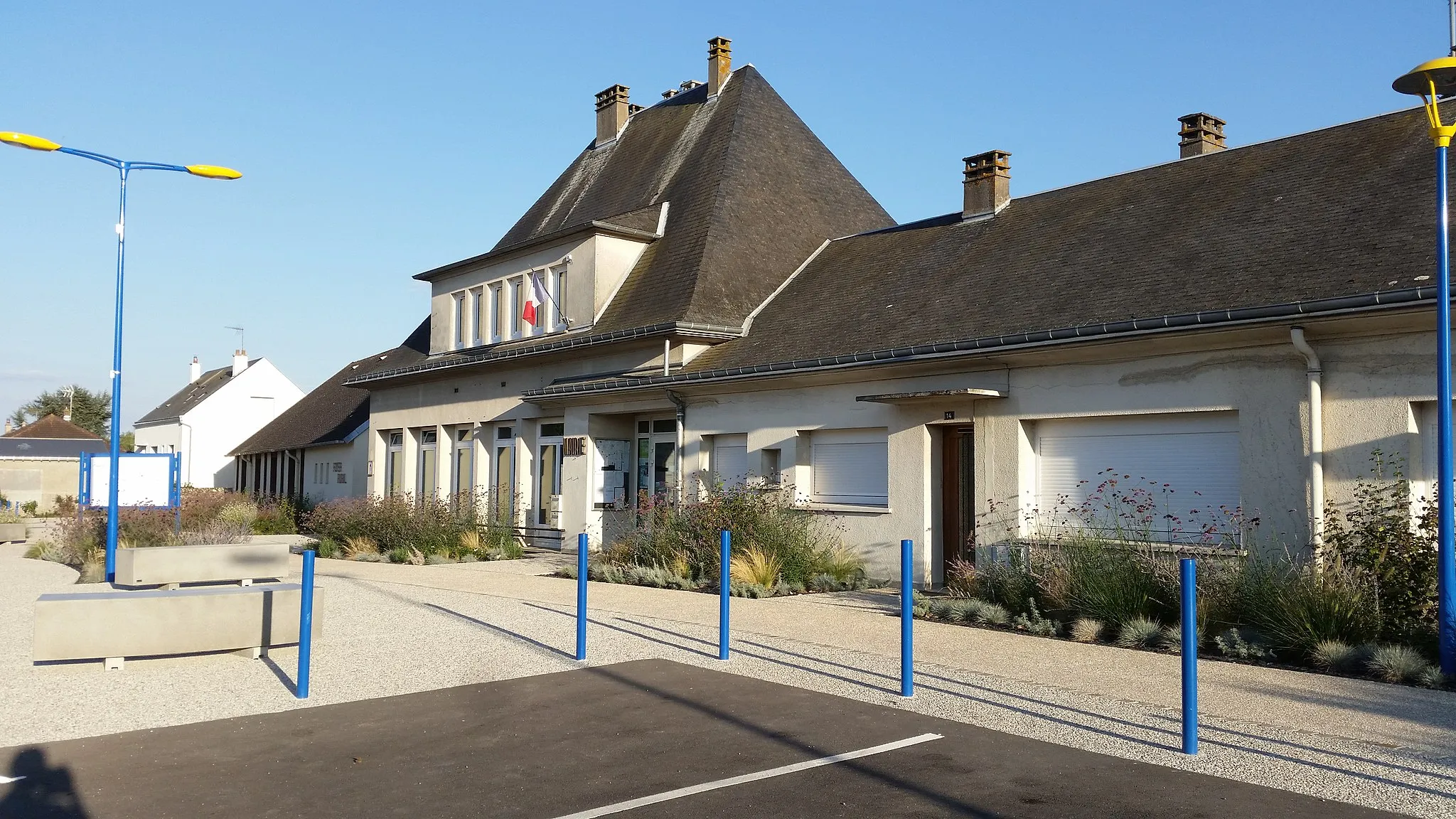 Photo showing: The town hall of Jallans, Eure-et-Loir, France.