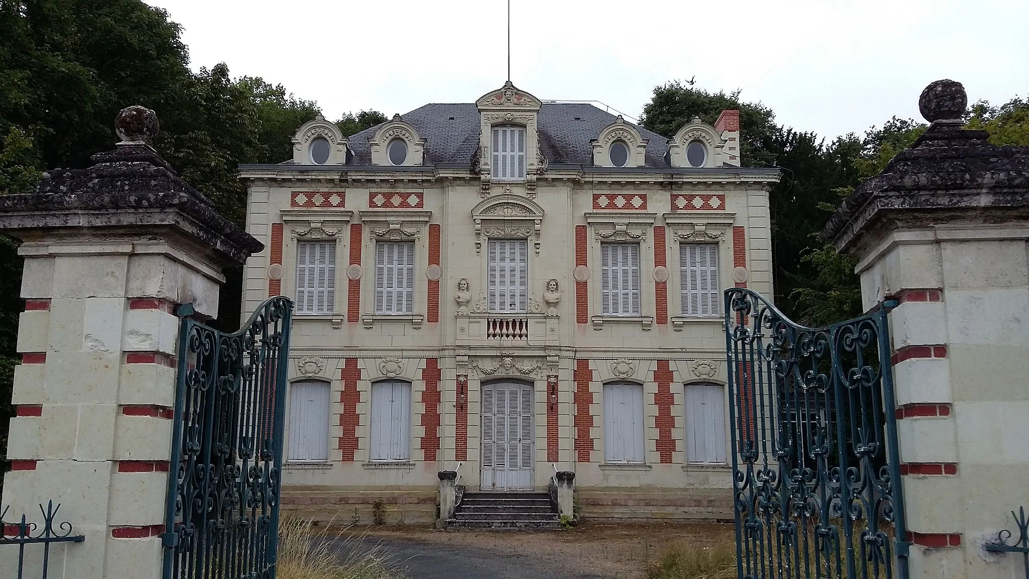 Photo showing: Façade du château de la Caillerie à Avoine (Indre-et-Loire). Édifié en 1863.