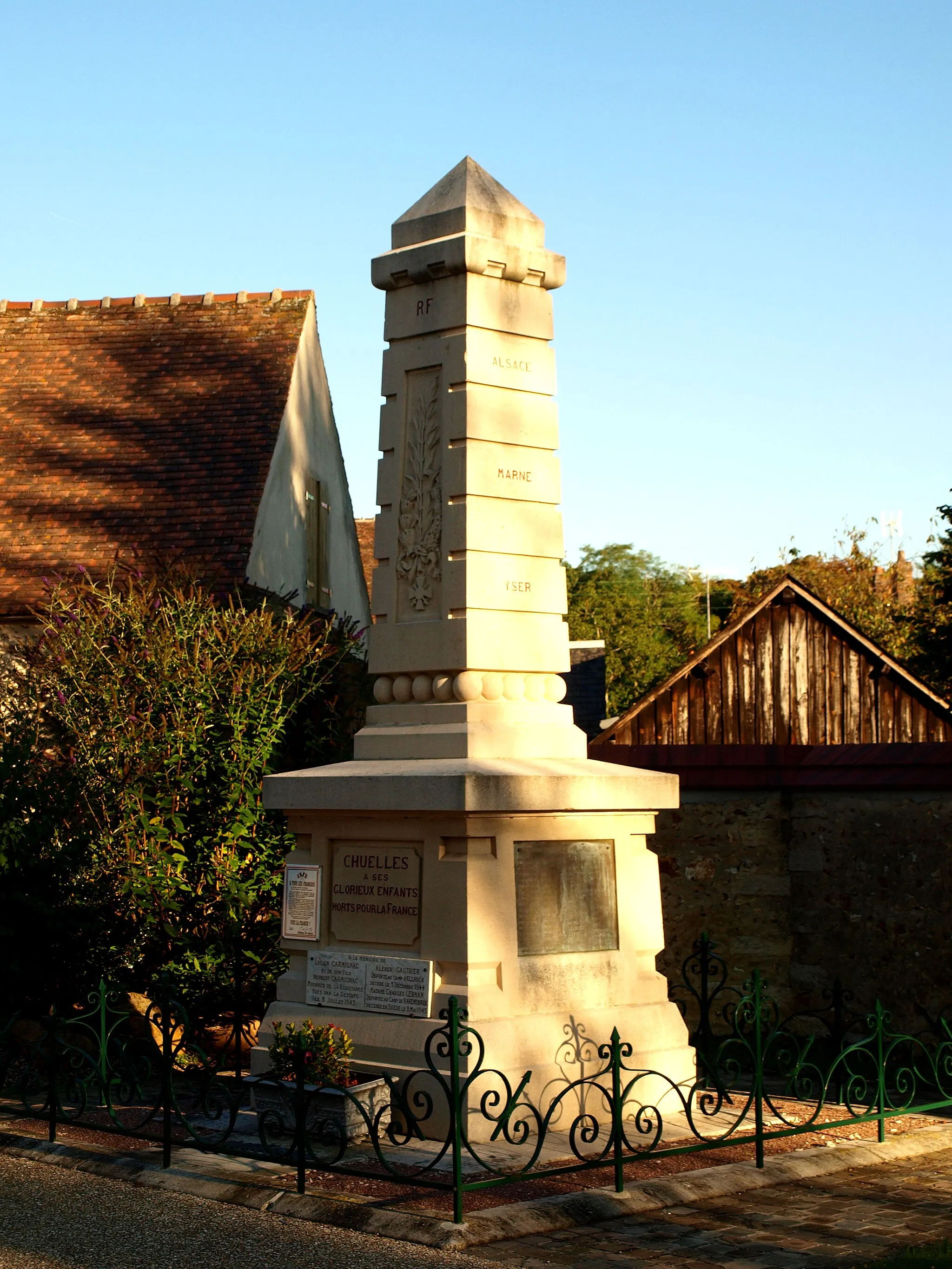 Photo showing: Chuelles (Loiret, France) ; monument aux morts
