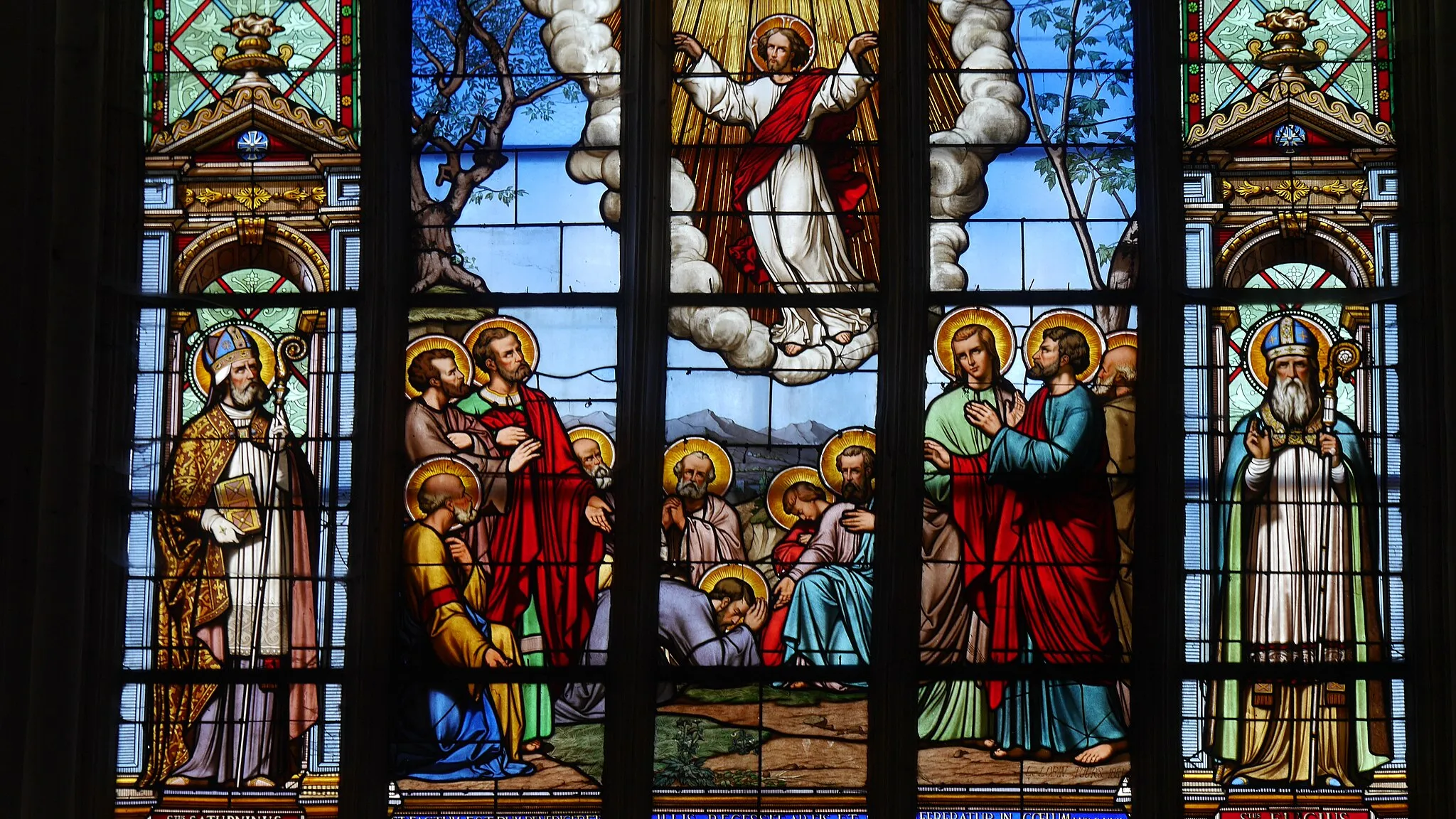 Photo showing: The 1861 stained glass window by Lucien-Léopold Lobin of Tours depicts the ascension of Christ. Saint Saturnin is shown on the left and Saint Eloi on the right.