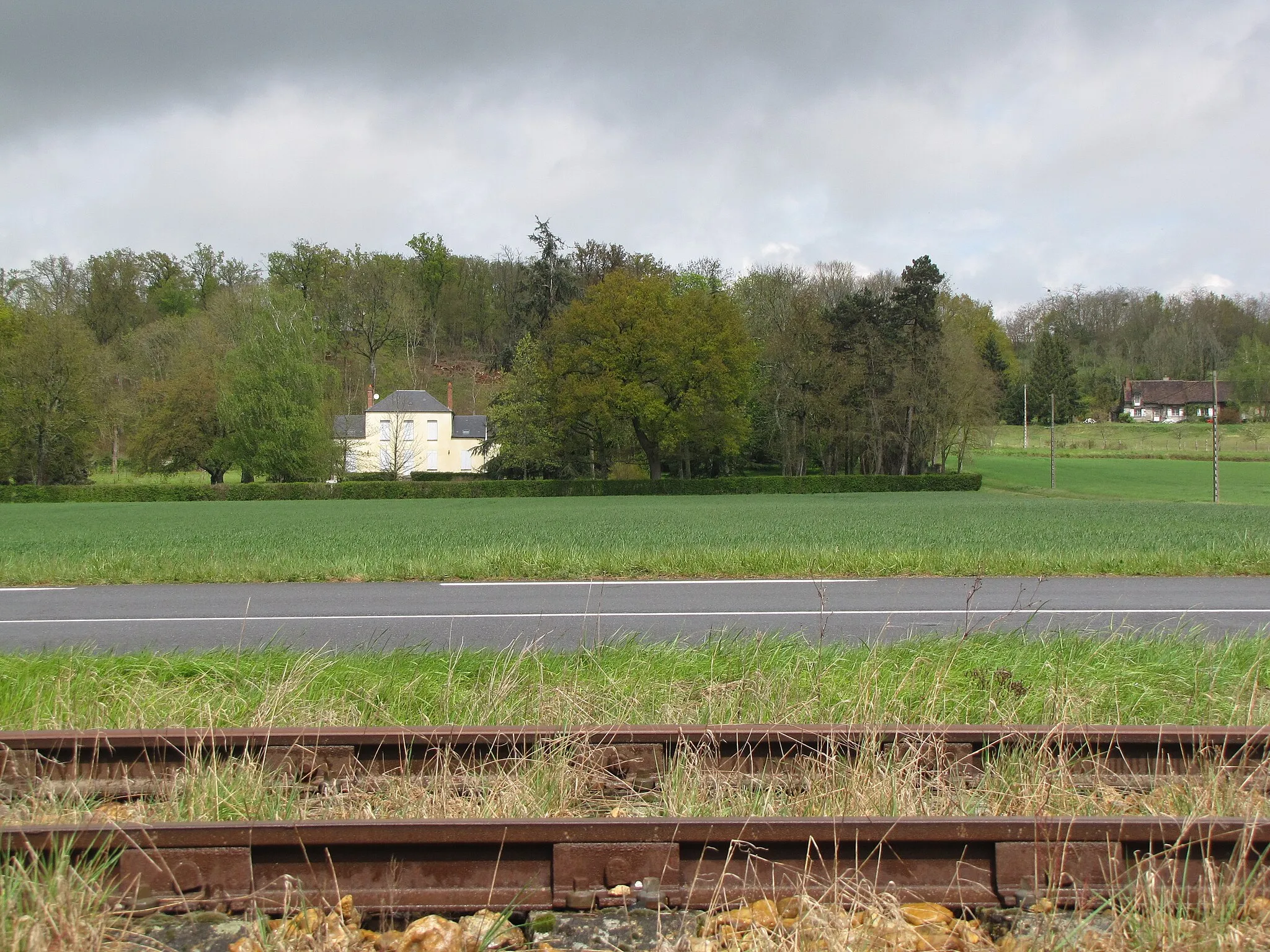 Photo showing: Château-Renard, Loiret, Centre region, France.
Le Petit Courtoiseau and les Fièvres, route de Triguères (D 943). Le Petit Courtoiseau is on Château-Renard's land, while Les Fièvres are on Triguères's land.