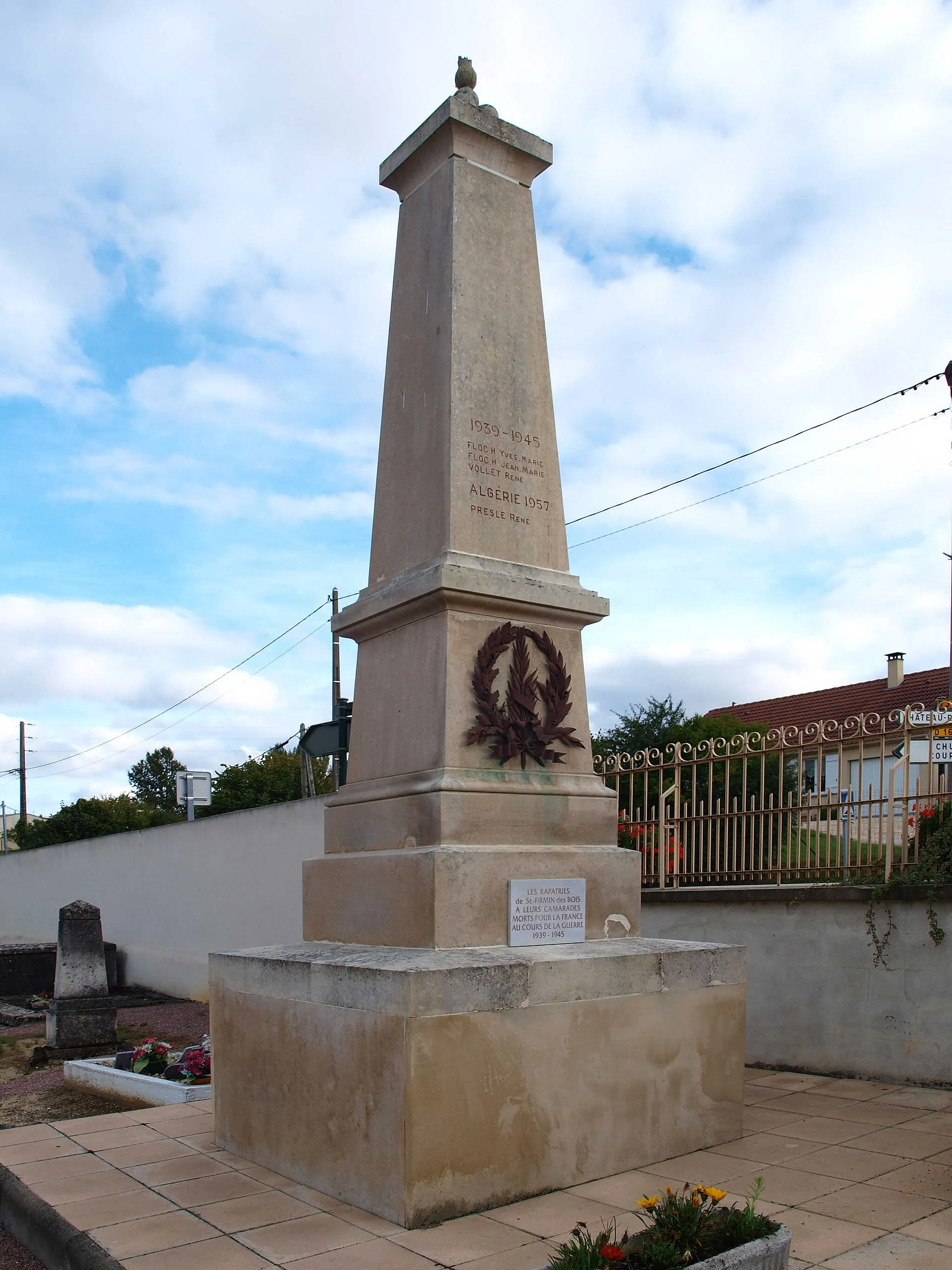 Photo showing: Saint-Firmin-des-Bois (Loiret, France) ; le monument aux morts.