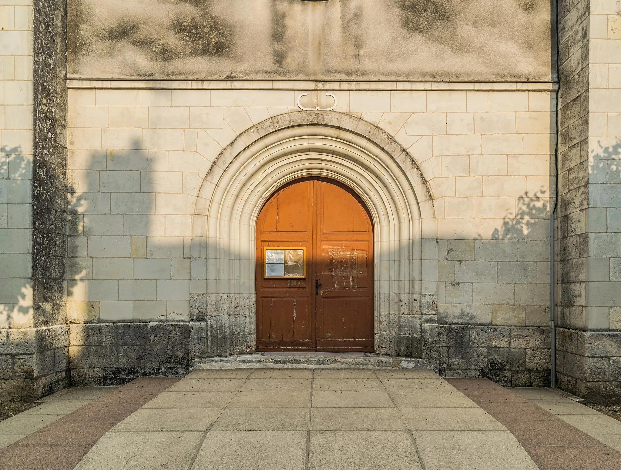 Photo showing: Portal of the Saint Saturnin church of Poulaines, Indre, France