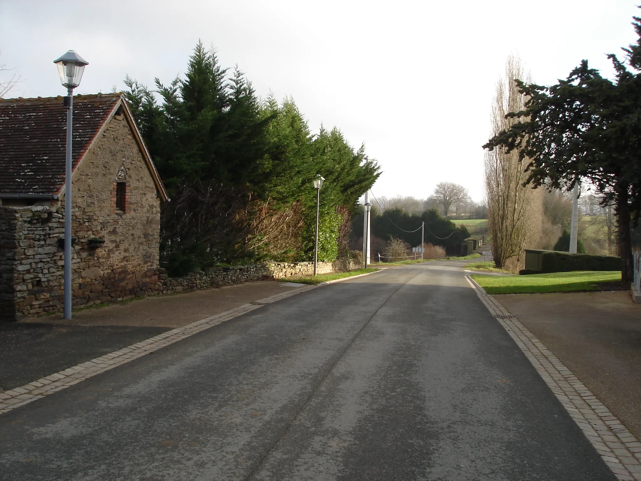 Photo showing: Pouligny-Notre-Dame (36) : L'allée de la Garenne (route départementale 54).