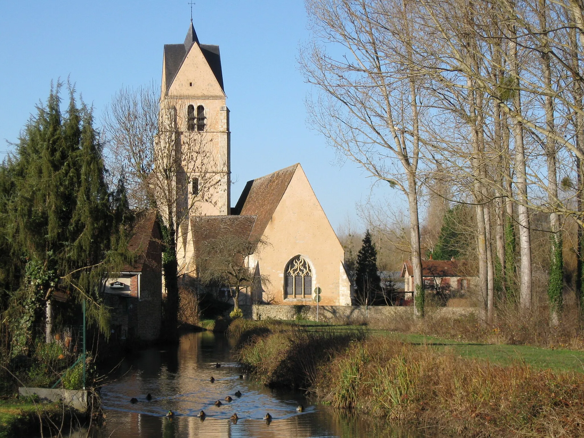 Photo showing: Gy-les-Nonains, un bras de l'Ouanne devant l'église.