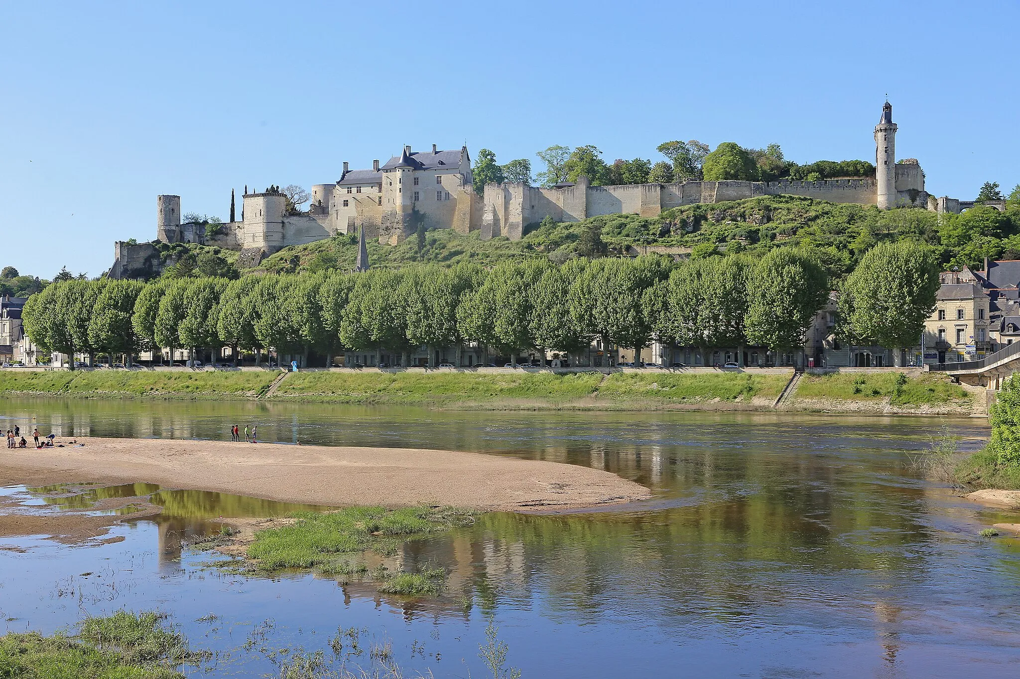 Photo showing: Die Ruine der Burg Chinon (Château de Chinon) befindet sich oberhalb des Flusses Vienne bei der Stadt Chinon (Region Centre-Val de Loire, Frankreich).