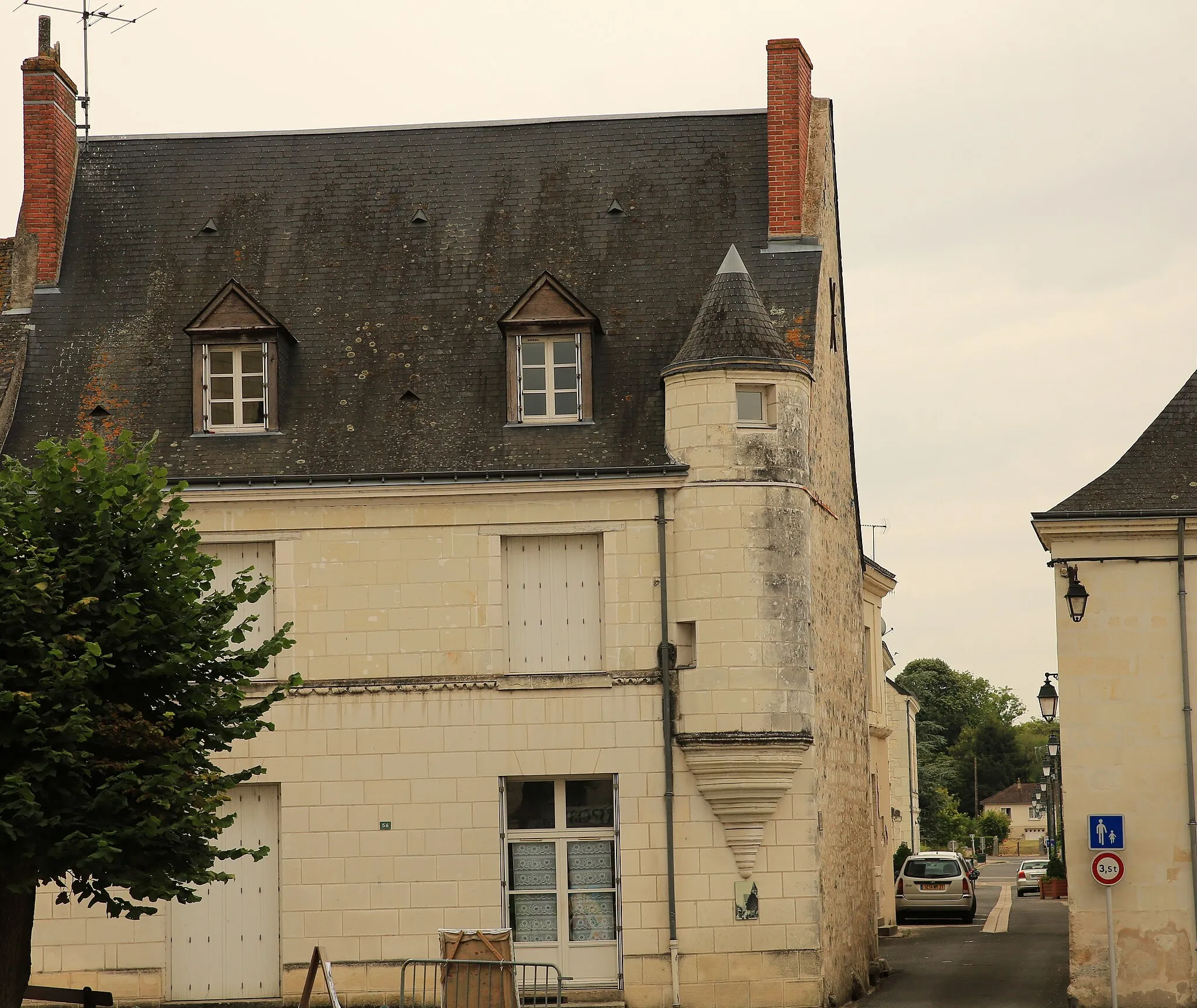 Photo showing: Saint-Épain, maison ancienne avec échauguette