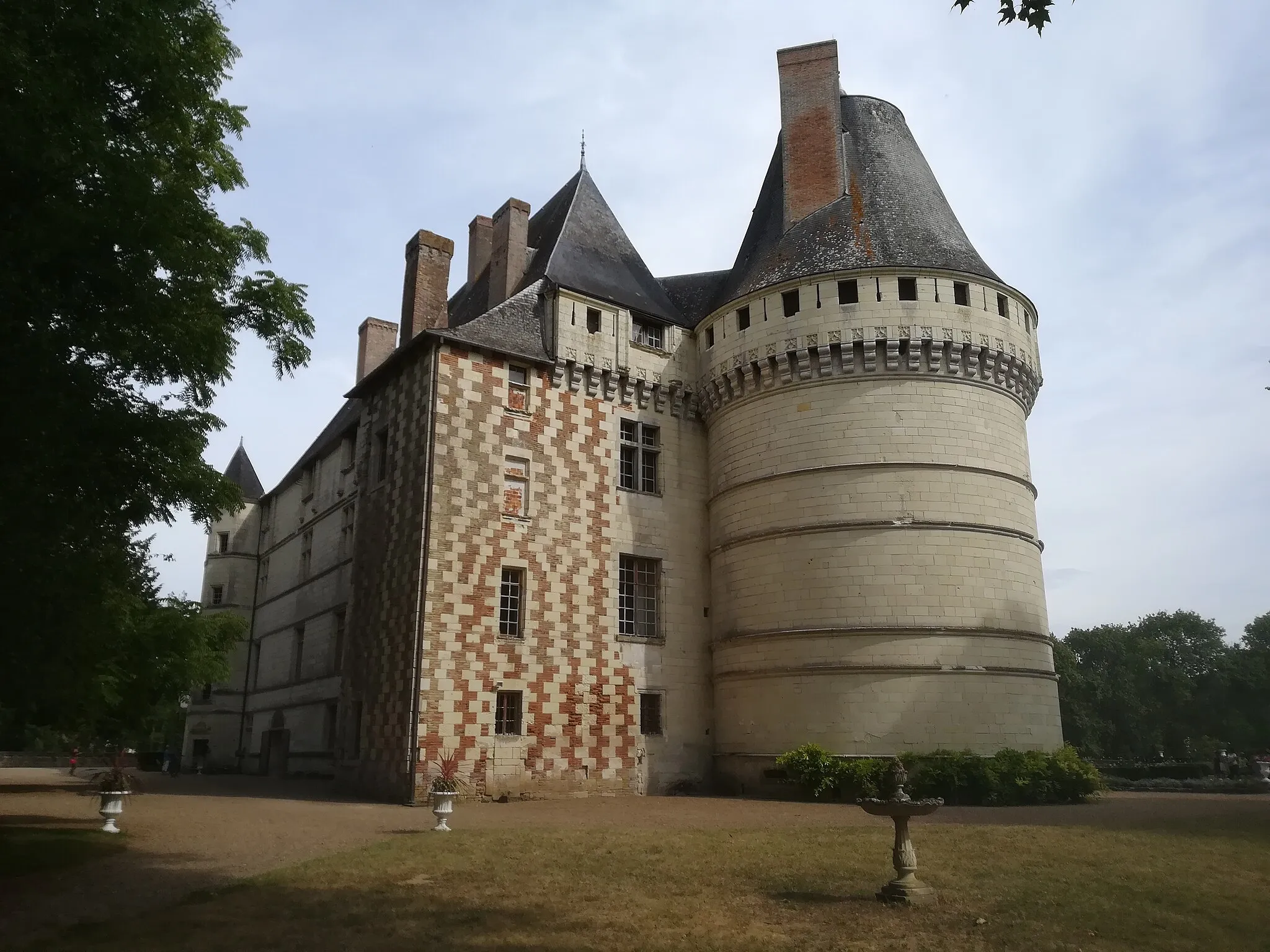 Photo showing: Aperçu de l'angle nord-ouest du château de l'Islette, avec sa tour ouest et l'aile "brique et pierre", la partie la plus ancienne du bâtiment.