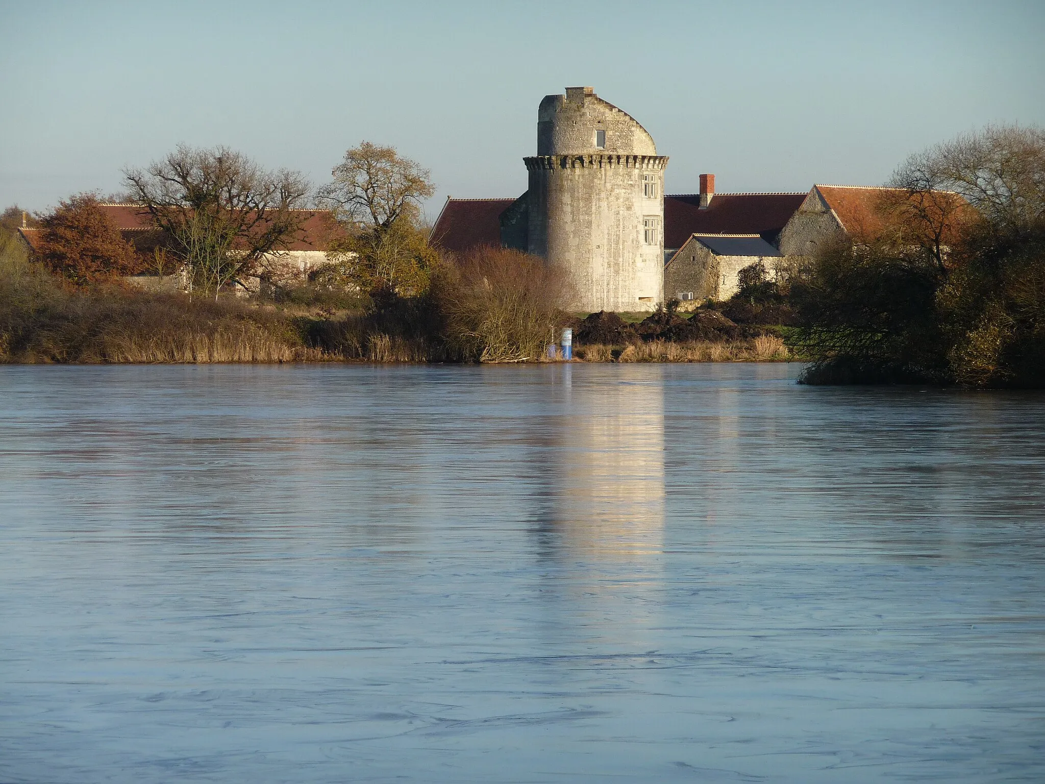 Photo showing: Étangs et ancien château des Étangs à Bossée