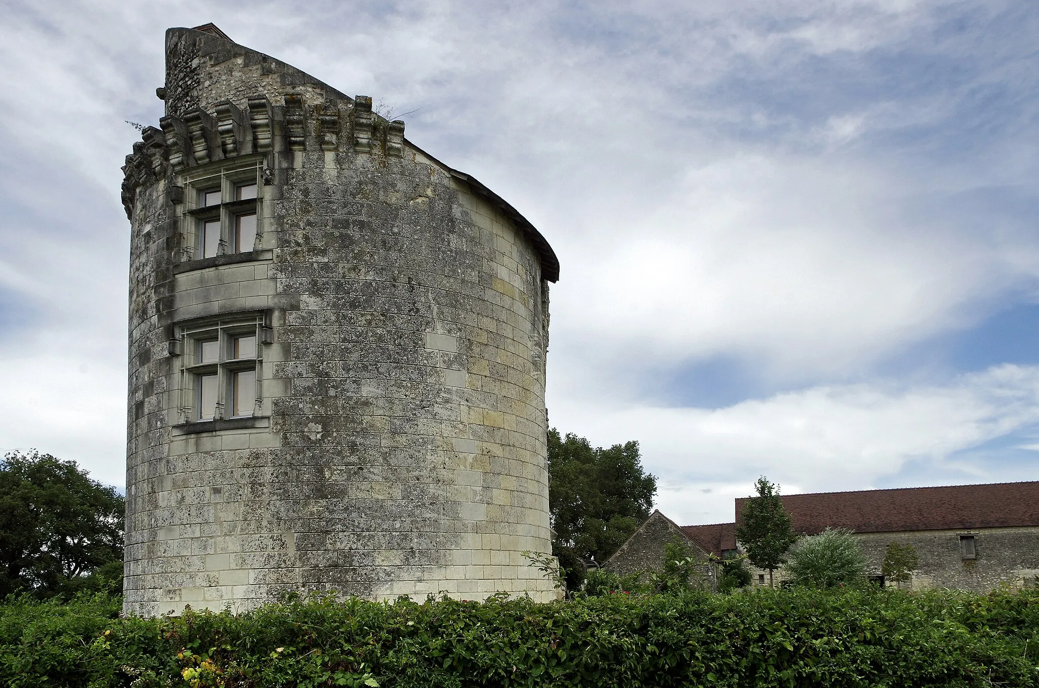 Photo showing: Bossée (Indre-et-Loire)
Vestiges du Château des Etangs (Fin XVe siècle)

Le château fortifié fut bâti vers 1492 par l'abbé de Cormery Jean du Puy*. Il s'agissait d'une dépendance de l'abbaye de Cormery.
Les bâtiments délimitaient une cour carrée. L'ensemble était entouré de douves.
La tour cylindrique sud-ouest a été percée de fenêtres à meneaux à la Renaissance.
Le château a été partiellement détruit détruit en 1707 par l'abbé commendataire de Cormery, Guillaume-Nicolas de Bautru-Vaubrun*.
Devenu bien national, le château fut vendu en 1791 pour 12 300 livres.

Jean du Puy a été le dernier abbé élu de Cormery. Il avait été élu par les religieux après la mort de l'abbé Jean Conseil en 1490. Mais, le roi Louis XI ne voulu point le reconnaître et imposa comme abbé un certain Poton de Ceuilly, ce que les religieux refusèrent. La polémique se termina avec la mort de Poton de Ceuilly. L'abbé suivant, Denis Briçonnet, fut un abbé commendataire. C'est le concordat de Bologne qui en 1516 institue la "commende", qui laisse au pouvoir civil le soin de désigner les responsables séculiers et réguliers, ce qui déclenche une course à ces fonctions lucratives ( grâce à l'usufruit des bénéfices ecclésiastiques).  Denis Briçonnet, premier abbé commendataire de Cormery était d'ailleurs issu de la grande bourgeoisie financière de Tours.

Guillaume-Nicolas de Bautru-Vaubrun, abbé de Cormery et de Saint-Georges sur Loire, lecteur de la chambre du Roi, mort en 1746 âgé de 85 ans. Il fut abbé de Cormery de 1732 à sa mort. Celui-ci laissa tous ses bien, y compris la châtellenie de Louvaines à sa soeur Madelaine-Diane de Bautru épouse du duc d'Estrée. Les Bautru était une famille fort riche et proche du roi. (cormery.fr/index?page=article&id_categorieA=2&id_...)

(Revue historique de la noblesse Vol 3 - Paris 1843)