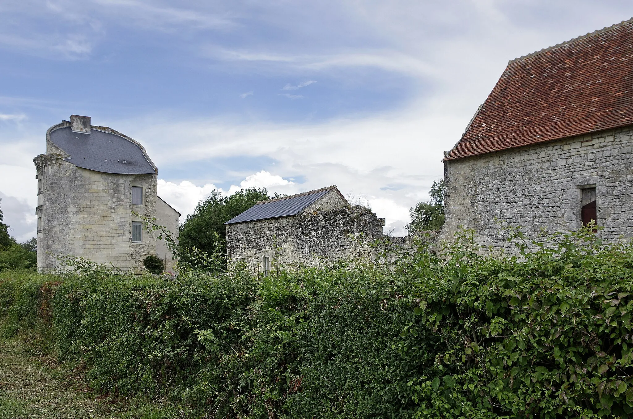 Photo showing: Bossée (Indre-et-Loire)
Vestiges du Château des Etangs (Fin XVe siècle)

Le château fortifié fut bâti vers 1492 par l'abbé de Cormery Jean du Puy*. Il s'agissait d'une dépendance de l'abbaye de Cormery.
Les bâtiments délimitaient une cour carrée. L'ensemble était entouré de douves.
La tour cylindrique sud-ouest a été percée de fenêtres à meneaux à la Renaissance.
Le château a été partiellement détruit détruit en 1707 par l'abbé commendataire de Cormery, Guillaume-Nicolas de Bautru-Vaubrun*.
Devenu bien national, le château fut vendu en 1791 pour 12 300 livres.

Jean du Puy a été le dernier abbé élu de Cormery. Il avait été élu par les religieux après la mort de l'abbé Jean Conseil en 1490. Mais, le roi Louis XI ne voulu point le reconnaître et imposa comme abbé un certain Poton de Ceuilly, ce que les religieux refusèrent. La polémique se termina avec la mort de Poton de Ceuilly. L'abbé suivant, Denis Briçonnet, fut un abbé commendataire. C'est le concordat de Bologne qui en 1516 institue la "commende", qui laisse au pouvoir civil le soin de désigner les responsables séculiers et réguliers, ce qui déclenche une course à ces fonctions lucratives ( grâce à l'usufruit des bénéfices ecclésiastiques).  Denis Briçonnet, premier abbé commendataire de Cormery était d'ailleurs issu de la grande bourgeoisie financière de Tours.

Guillaume-Nicolas de Bautru-Vaubrun, abbé de Cormery et de Saint-Georges sur Loire, lecteur de la chambre du Roi, mort en 1746 âgé de 85 ans. Il fut abbé de Cormery de 1732 à sa mort. Celui-ci laissa tous ses bien, y compris la châtellenie de Louvaines à sa soeur Madelaine-Diane de Bautru épouse du duc d'Estrée. Les Bautru était une famille fort riche et proche du roi. (cormery.fr/index?page=article&id_categorieA=2&id_...)

(Revue historique de la noblesse Vol 3 - Paris 1843)