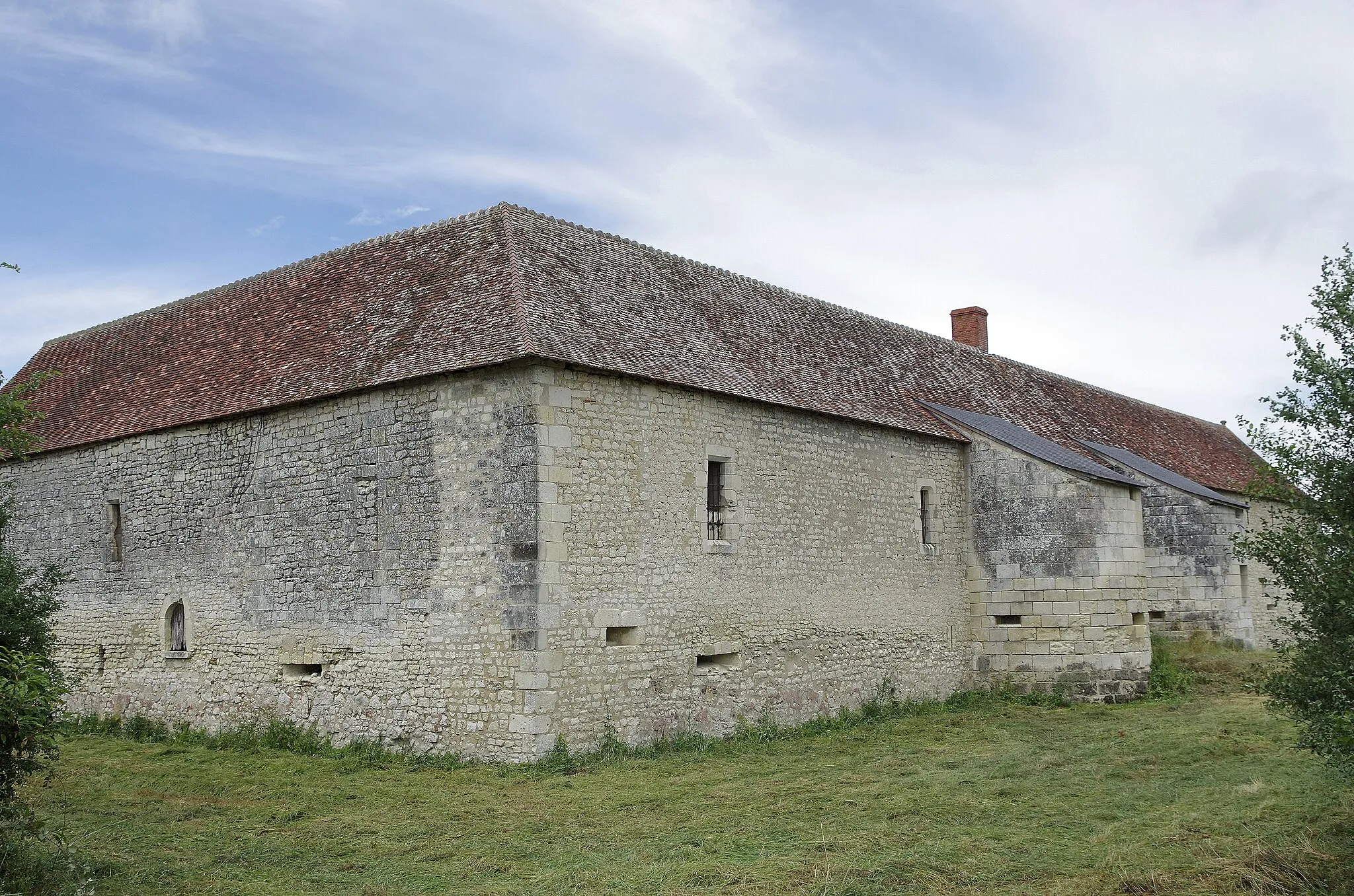 Photo showing: Bossée (Indre-et-Loire)
Vestiges du Château des Etangs (Fin XVe siècle)

Le château fortifié fut bâti vers 1492 par l'abbé de Cormery Jean du Puy*. Il s'agissait d'une dépendance de l'abbaye de Cormery.
Les bâtiments délimitaient une cour carrée. L'ensemble était entouré de douves.
La tour cylindrique sud-ouest a été percée de fenêtres à meneaux à la Renaissance.
Le château a été partiellement détruit détruit en 1707 par l'abbé commendataire de Cormery, Guillaume-Nicolas de Bautru-Vaubrun*.
Devenu bien national, le château fut vendu en 1791 pour 12 300 livres.

Jean du Puy a été le dernier abbé élu de Cormery. Il avait été élu par les religieux après la mort de l'abbé Jean Conseil en 1490. Mais, le roi Louis XI ne voulu point le reconnaître et imposa comme abbé un certain Poton de Ceuilly, ce que les religieux refusèrent. La polémique se termina avec la mort de Poton de Ceuilly. L'abbé suivant, Denis Briçonnet, fut un abbé commendataire. C'est le concordat de Bologne qui en 1516 institue la "commende", qui laisse au pouvoir civil le soin de désigner les responsables séculiers et réguliers, ce qui déclenche une course à ces fonctions lucratives ( grâce à l'usufruit des bénéfices ecclésiastiques).  Denis Briçonnet, premier abbé commendataire de Cormery était d'ailleurs issu de la grande bourgeoisie financière de Tours.

Guillaume-Nicolas de Bautru-Vaubrun, abbé de Cormery et de Saint-Georges sur Loire, lecteur de la chambre du Roi, mort en 1746 âgé de 85 ans. Il fut abbé de Cormery de 1732 à sa mort. Celui-ci laissa tous ses bien, y compris la châtellenie de Louvaines à sa soeur Madelaine-Diane de Bautru épouse du duc d'Estrée. Les Bautru était une famille fort riche et proche du roi. (cormery.fr/index?page=article&id_categorieA=2&id_...)

(Revue historique de la noblesse Vol 3 - Paris 1843)