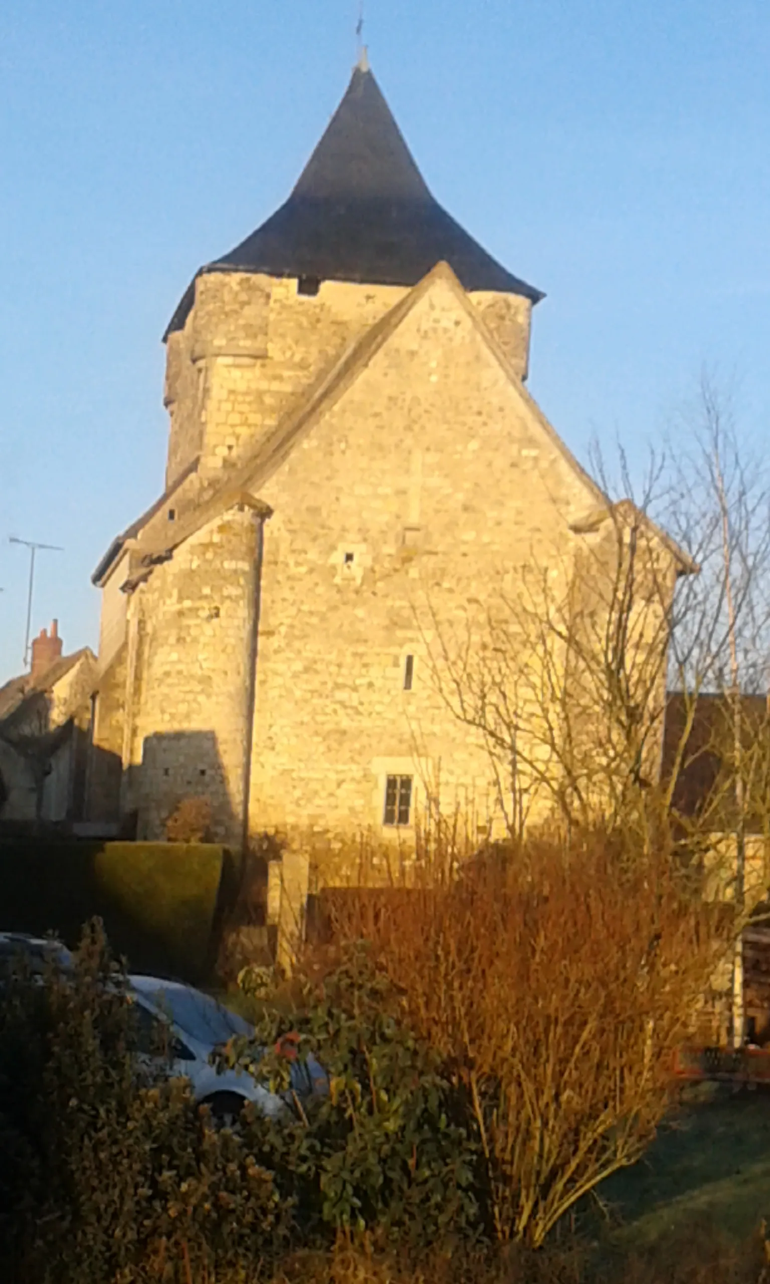 Photo showing: Construit et modifié depuis le IXème siècle (un appareillage en atteste sur le mur extérieur Nord de la nef, cette église fut reconstruite et modifiée à plusieurs reprises : Une croix finement sculptée du XIème siècle est intégrée dans la maçonnerie, plus tardive, du chevet plat. Les échauguettes encadrant le chœur et celles du clocher datent de la fortification dont à fait l'objet le prieuré au XIVème siècle, lors des tentatives du "Prince Noir" de ré-intégrer la Touraine à la couronne d'Angleterre, province devenue française sous Philippe-Auguste en 1204.