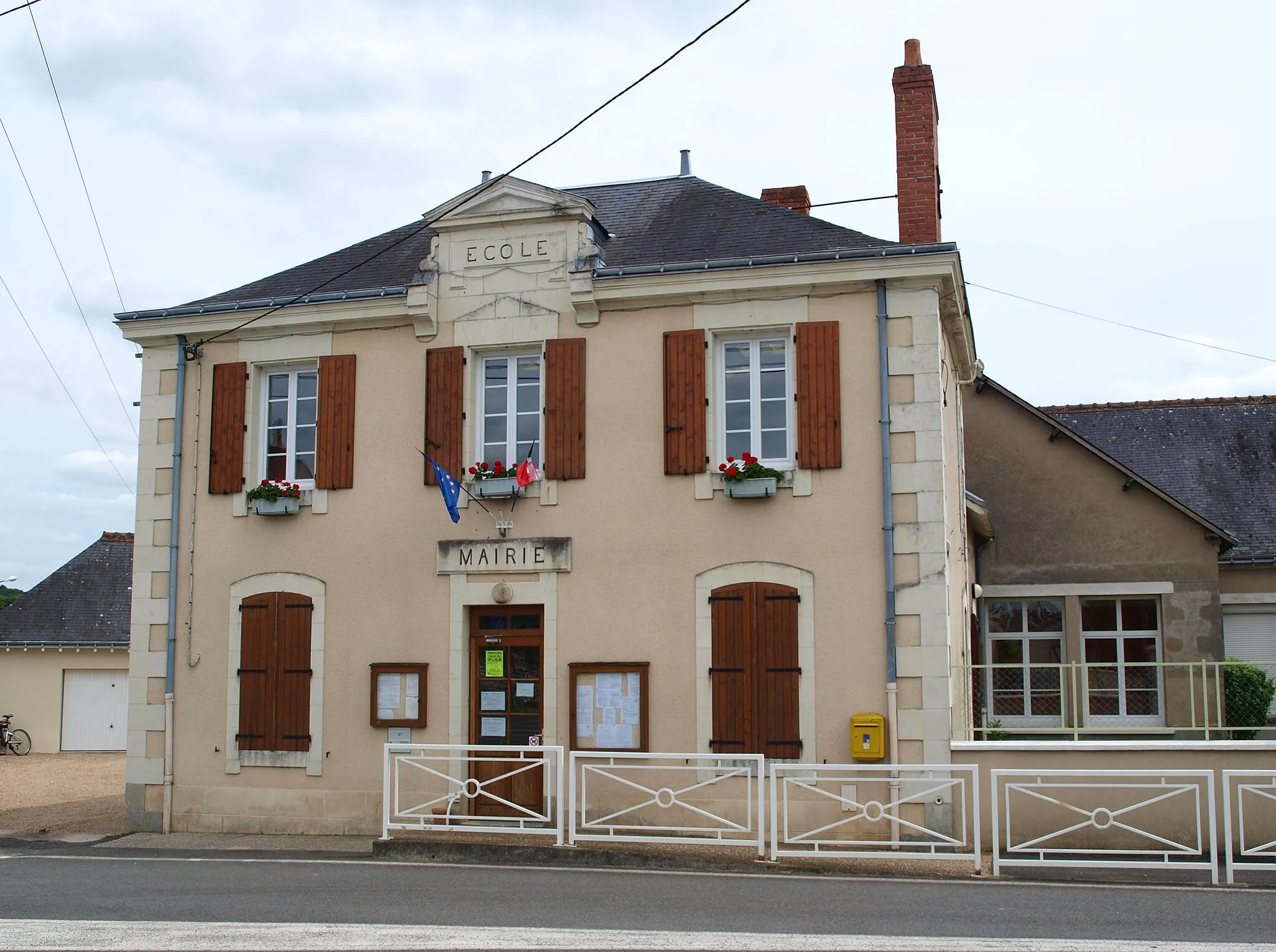 Photo showing: Trogues (Indre-et-Loire, France) ; la mairie.
