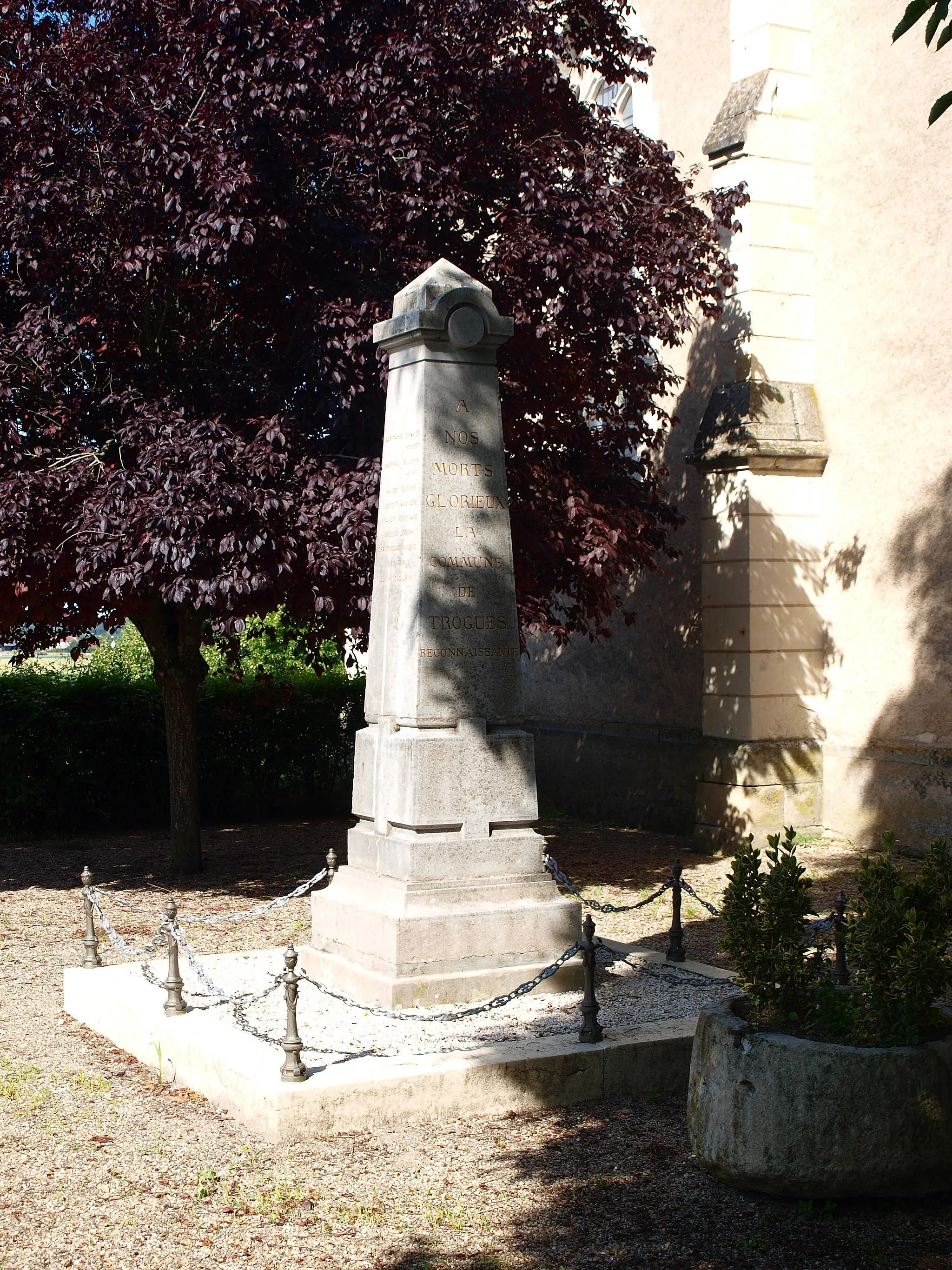 Photo showing: Trogues (Indre-et-Loire, France) ; le monument aux morts.