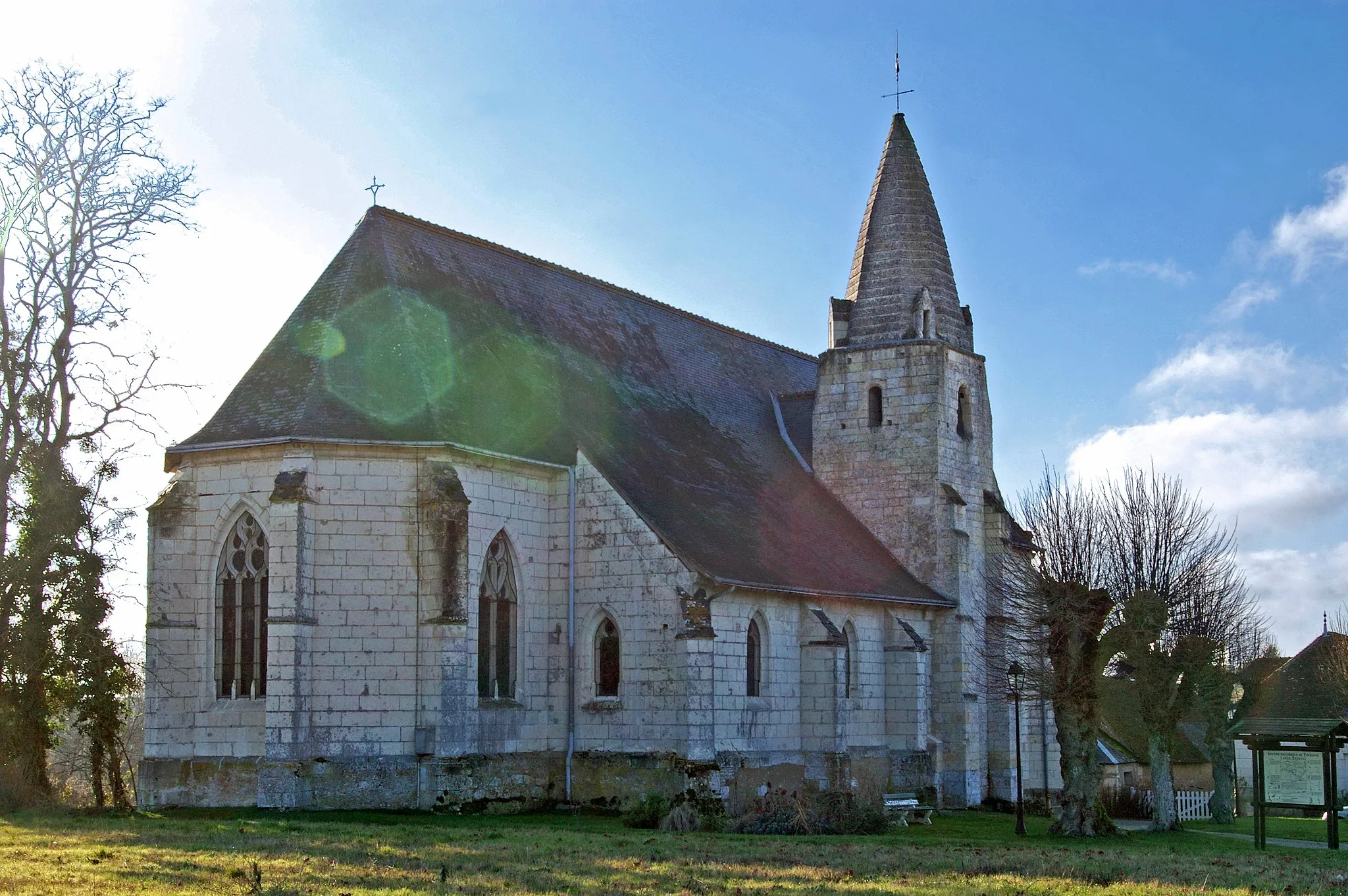 Photo showing: ÉGLISE SAINT MARTIN de Céré-la-Ronde.
L'église dédiée à St Martin date du XVIème siècle, seules les fondations de la nef et le clocher datent du XIIème siècle.
Church of St. Martin of Cere-la-Ronde.

The church dedicated to St Martin from the XVIth century, only the foundations of the nave and tower date from the twelfth century.