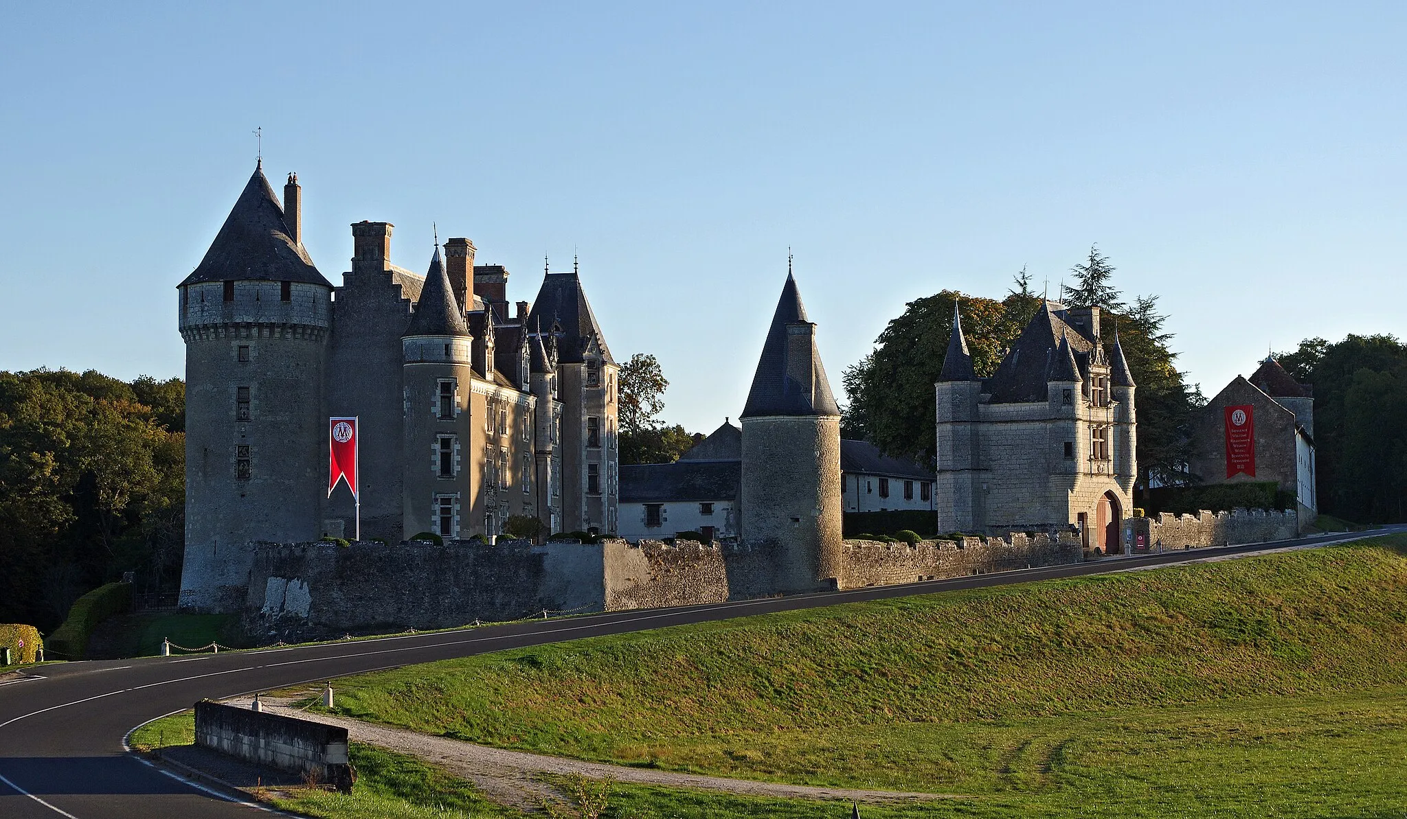 Photo showing: Céré-la-Ronde (Indre-et-Loire)

Château de Montpoupon (Indre et Loire).
A l'époque carolingienne, le clan germanique des Poppo, choisit de s'établir sur le piton rocheux du " Mons Poppo " (la colline du clan poppo).
Au Moyen-âge, Loches était alors aux mains de Foulques Nerra et Montrichard appartenait à son ennemi Eudes comte de Blois. A mi-chemin entre ces deux villes, Montpoupon était un endroit stratégique. Il fut le théâtre de sanglants combats.
Au XIVème siècle, Montpoupon passe aux mains des seigneurs de Prie et de Buzançais. 
Antoine de Prie et sa femme, Madeleine d'Amboise, reconstruirent le château en 1460. Ils le transformèrent en une demeure de style Renaissance 
En 1857 Jean-Baptiste de la Motte Saint Pierre, arrière grand père de l'actuelle propriétaire, acheta le château. La famille fit des travaux extérieurs (fin XIXème) et intérieur (1920) afin de redonner à Montpoupon l'aspect Renaissance qu'il présente aujourd'hui.
In the Carolingian period, the clan of the Poppo Germanic, decided to settle on therocky peak of the "Mons Poppo" (Hill clan poppo).
In the Middle Ages, Loches was then in the hands of Fulk Nerra Montrichard andbelonged to his enemy Eudes Count of Blois. Halfway between these two cities,Montpoupon was a strategic location. It was the scene of bloody fighting.
The fourteenth century, Montpoupon passed to the lords of Requests andBuzançais.
Antoine de Prie and his wife, Madeleine d'Amboise, the castle rebuilt it in 1460.They turned it into a Renaissance-style mansion

In 1857 John Baptist de la Motte St. Pierre, great grandfather of the current owner,bought the castle. The family was outside work (end of XIX) and interior (1920) to give back to Renaissance Montpoupon appearance it has today.