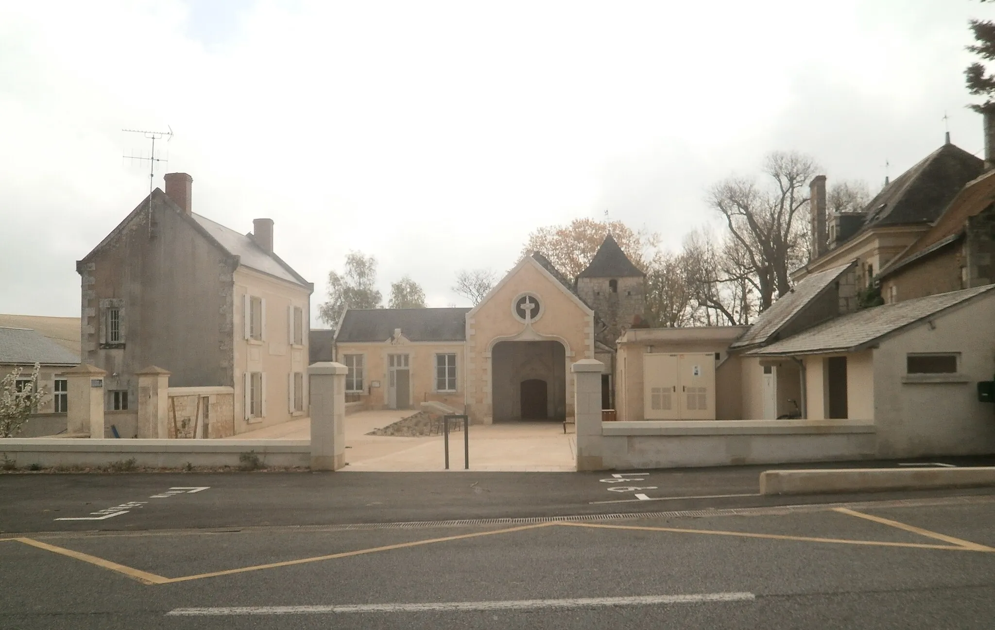 Photo showing: La mairie (à gauche) et l'église (à droite) de Brizay (37 - France)