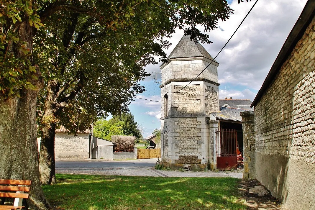 Photo showing: Le Village ( Tour )