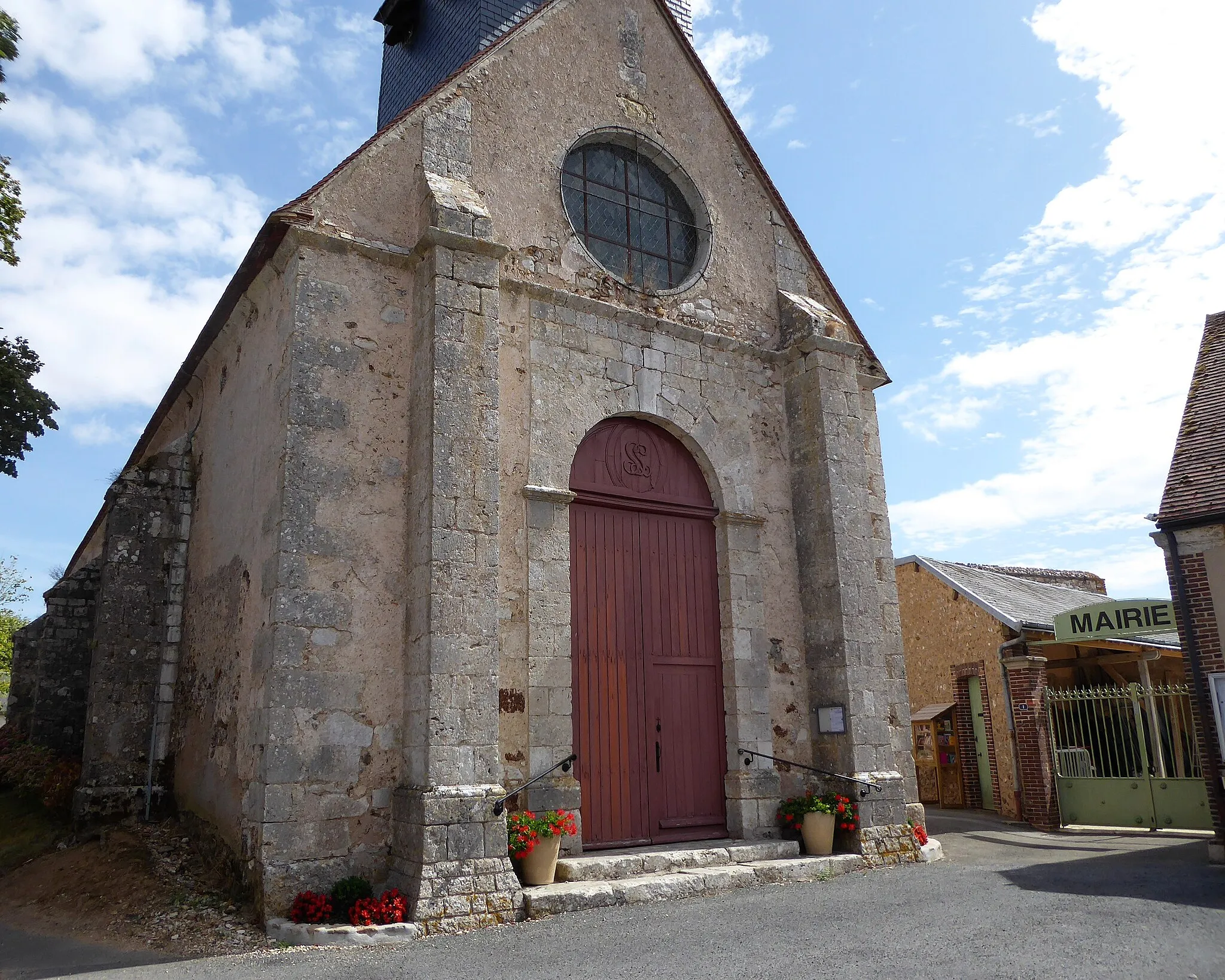 Photo showing: église Saint-Loup et entrée de la mairie, la Bourdinière-Saint-Loup, Eure-et-Loir, France.