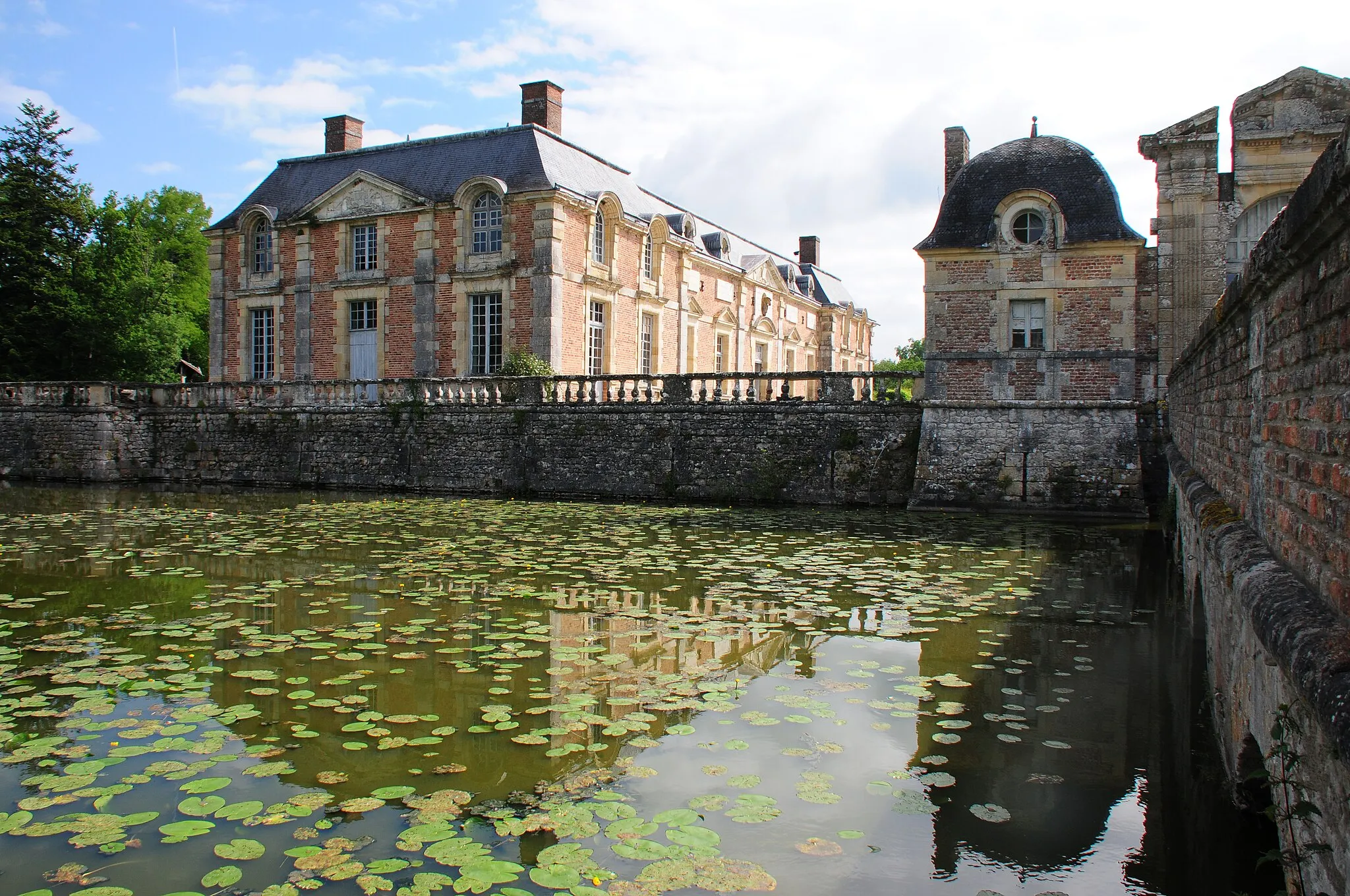 Photo showing: The leftside of the castle of la Ferte-Saint- Aubain at 29 May 2015