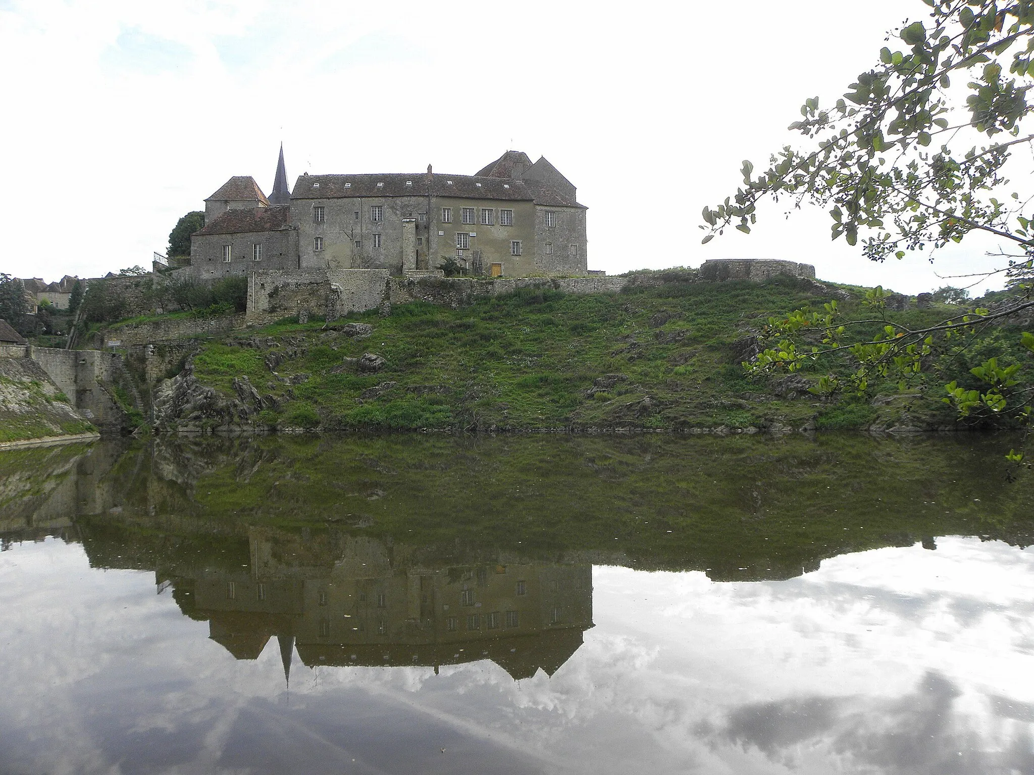 Photo showing: Prieuré de Saint-Benoît-du-Sault (36) et chaussée de l'étang.