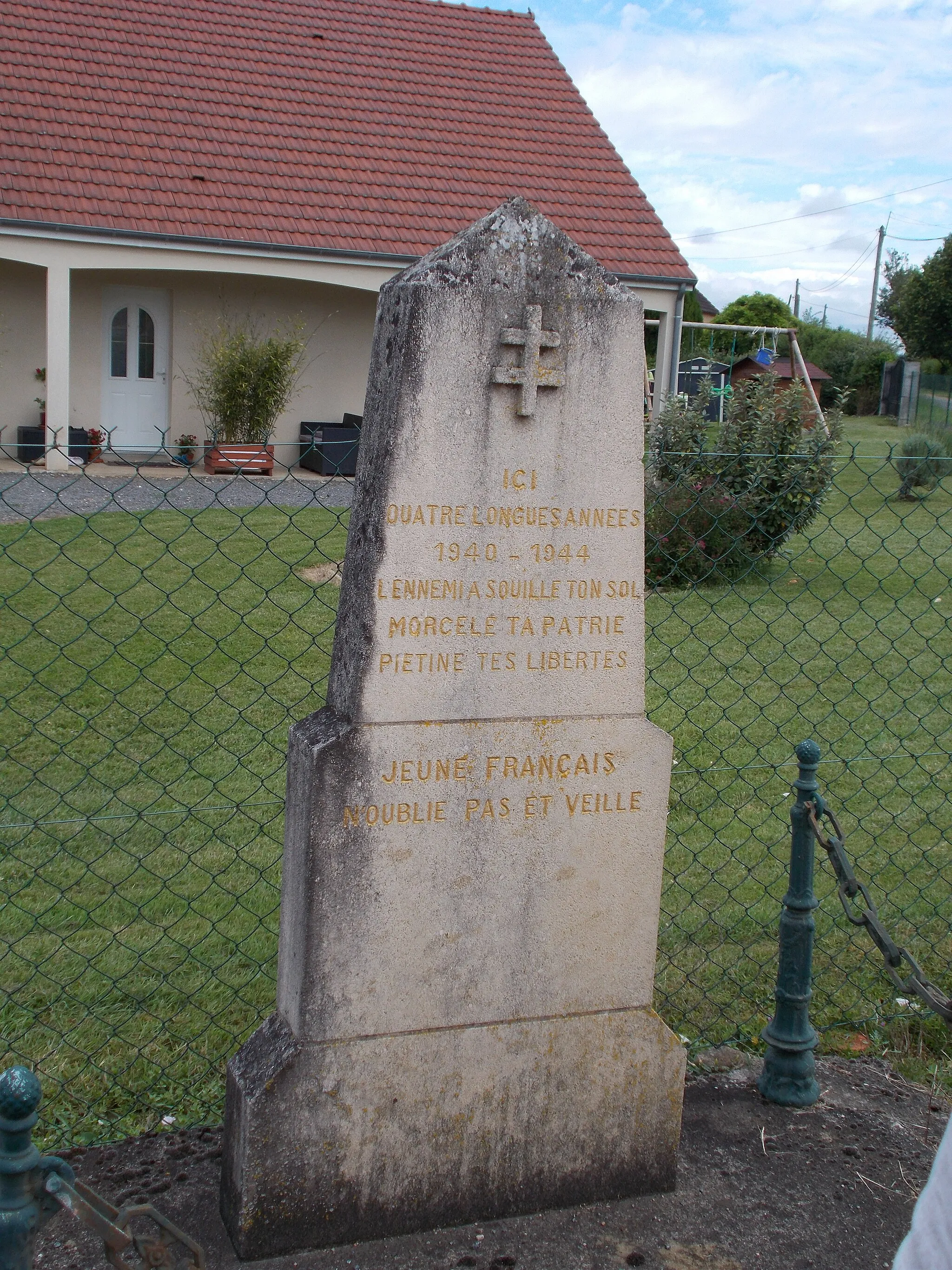 Photo showing: Une stèle qui était avant la ligne de démarcation