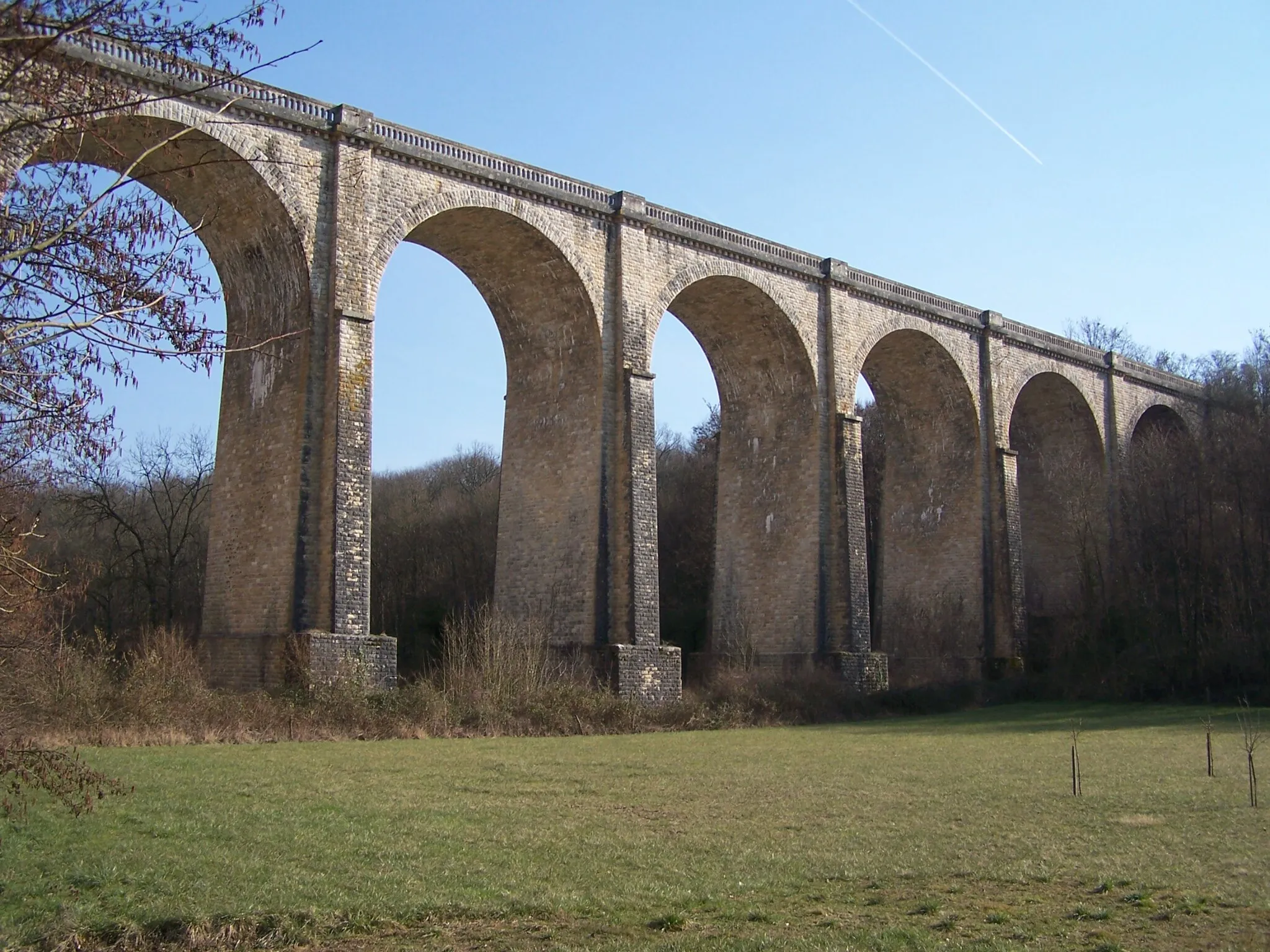 Photo showing: Le viaduc de Villedômer, qui permet à la ligne Brétigny-Tours de traverser la vallée du Madelon.