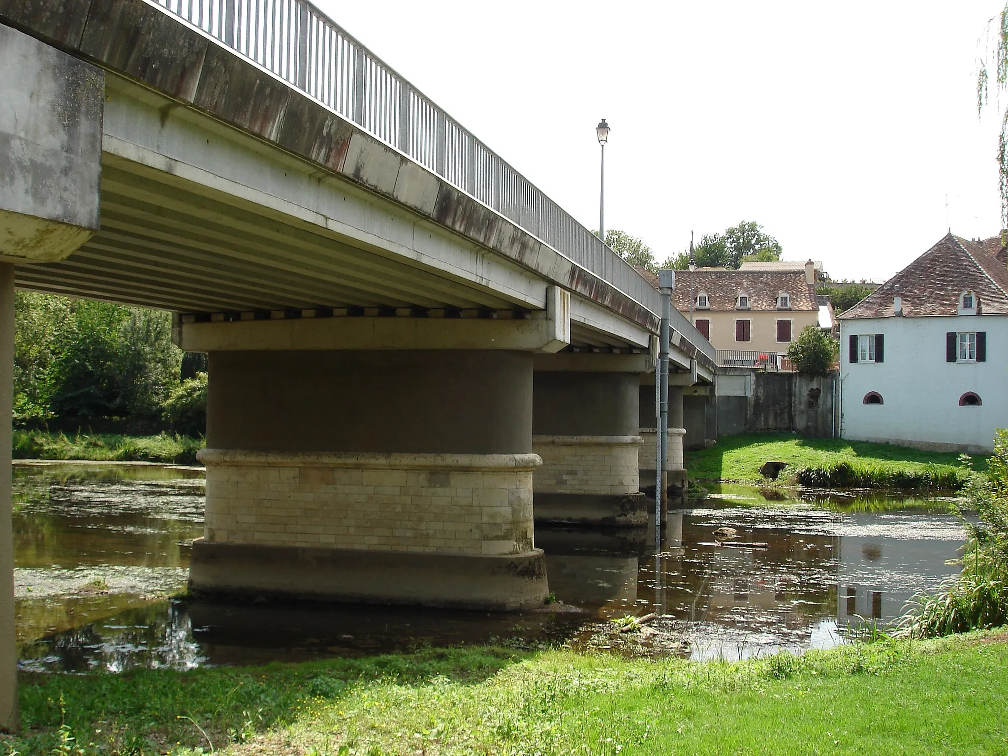 Photo showing: Mérigny (36) : Le pont de la rue du Pont (RD 27) et l'Anglin.