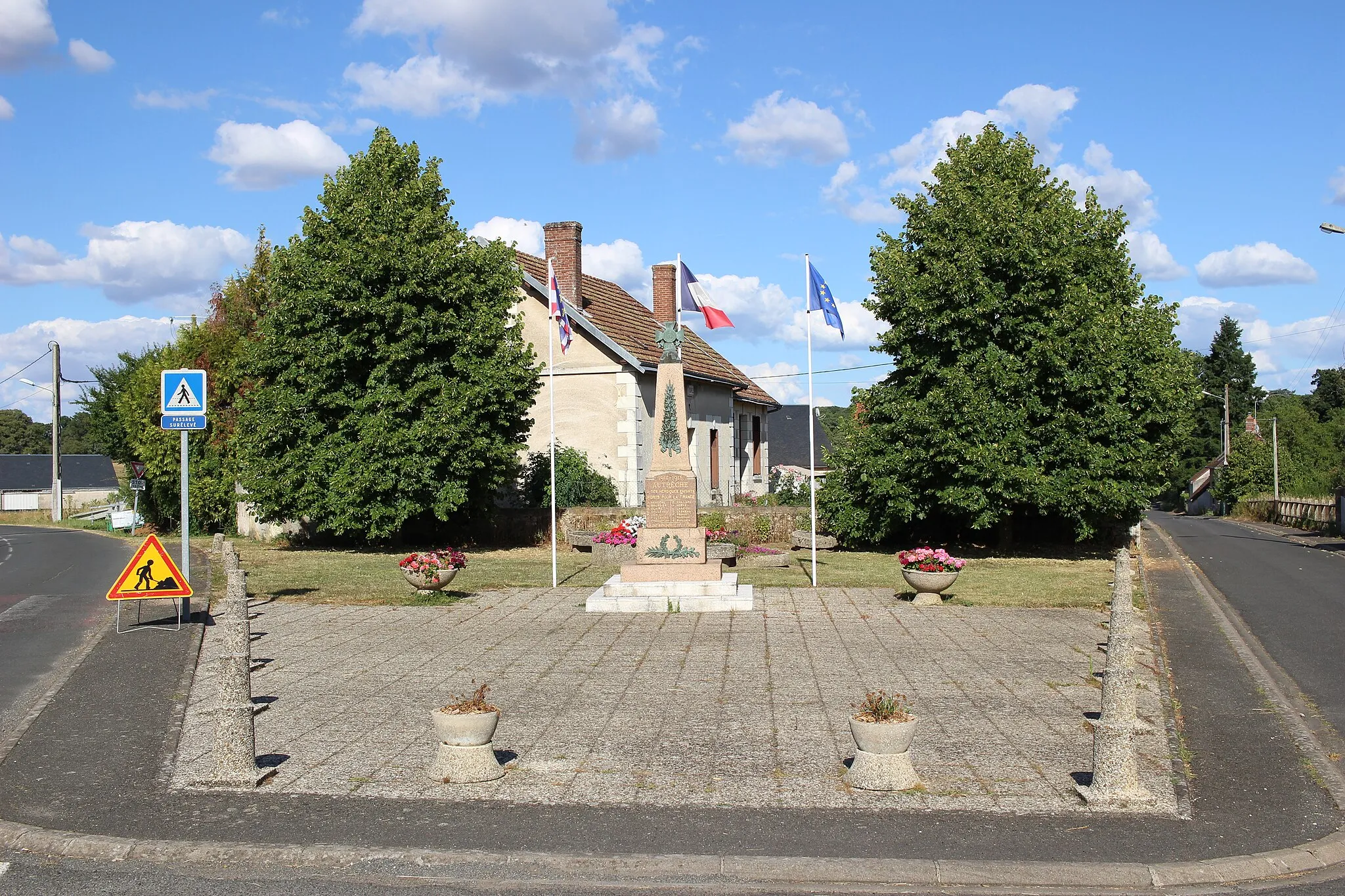 Photo showing: Le monument aux morts d'Autrèche, pour la première guerre mondiale. Vue d'ensemble.