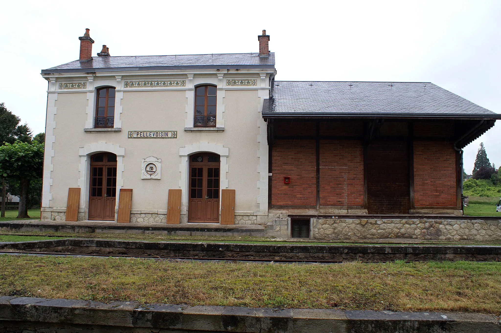 Photo showing: Ancienne gare du chemin de fer du Blanc Argent. Fermée, puis restaurée pour une utilisation par les associations de la commune et comme arrêt du Train touristique du Bas-Berry qui exploite une section de la ligne entre Luçay-le-Mâle et Argy.