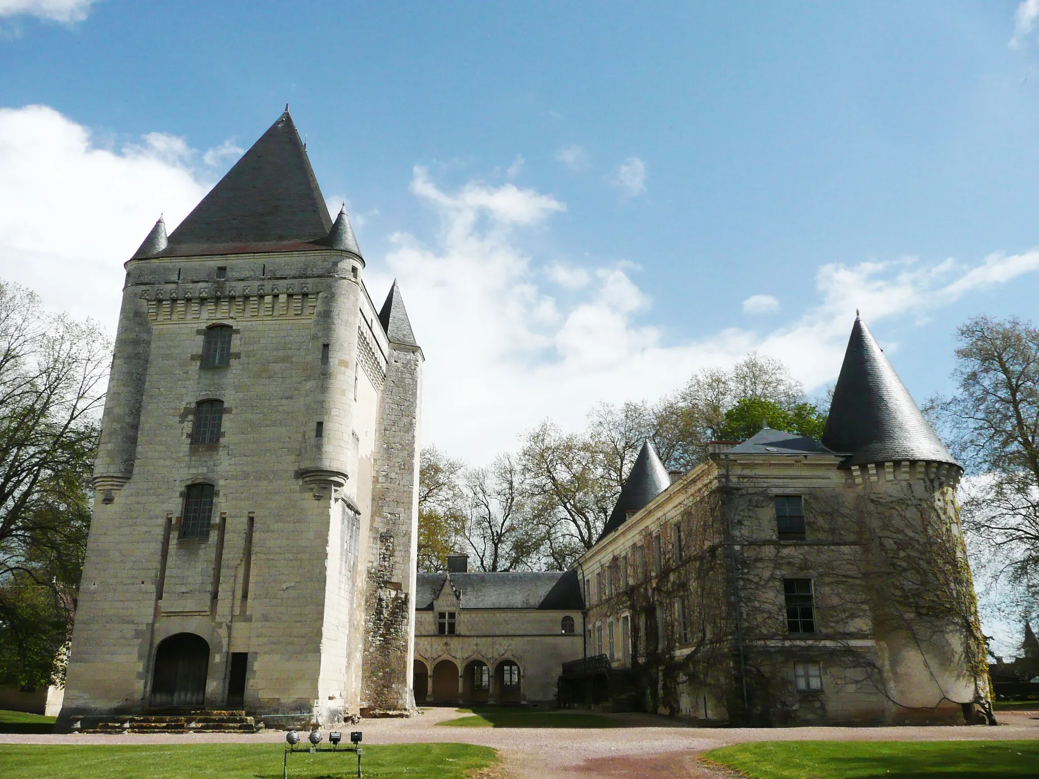 Photo showing: Propriété du Club du Vieux Manoir et plateforme centrale de ses formations et camps chantiers