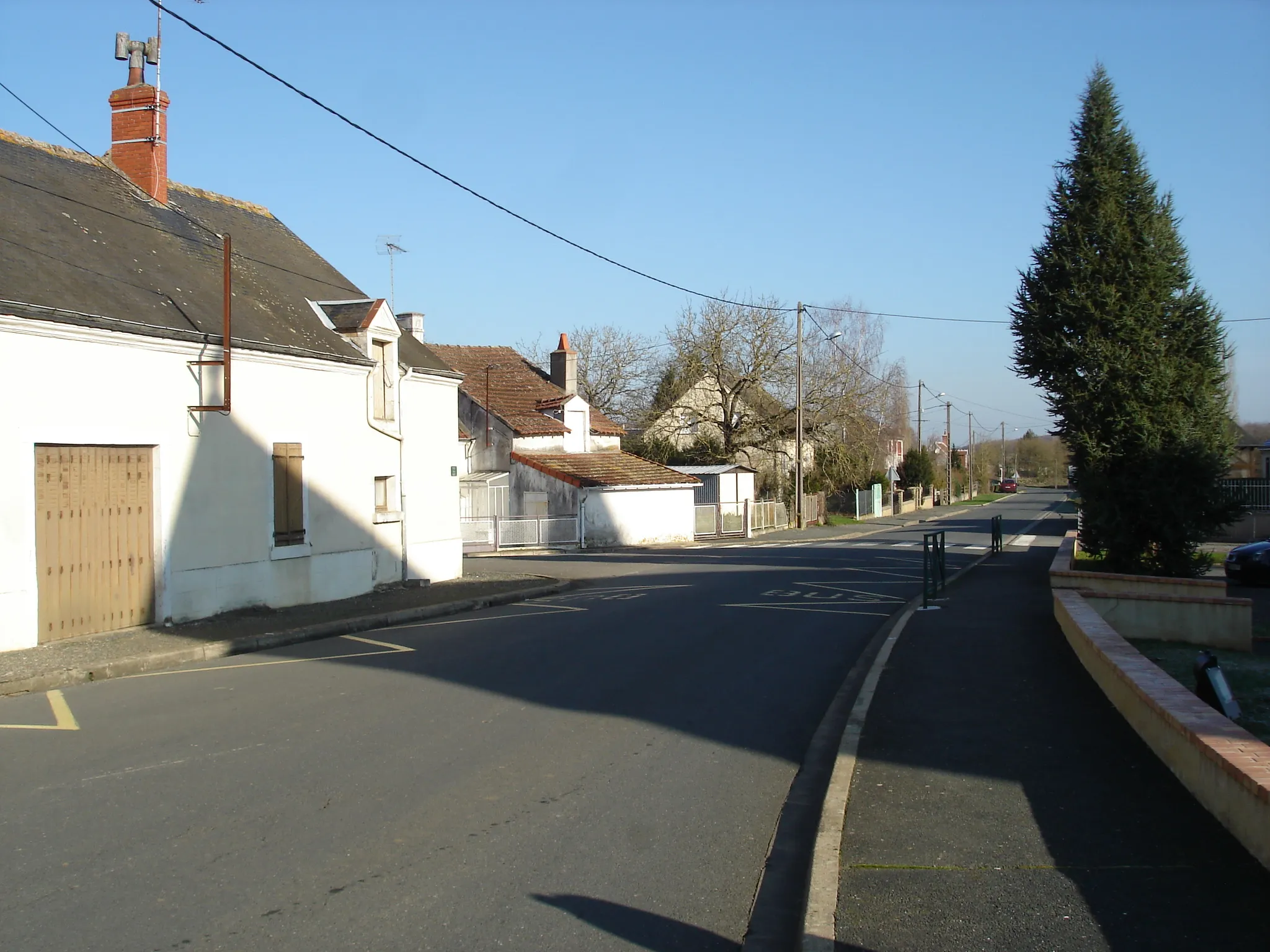 Photo showing: Sassierges-Saint-Germain (36) : La route d'Issoudun (route départementale 19).