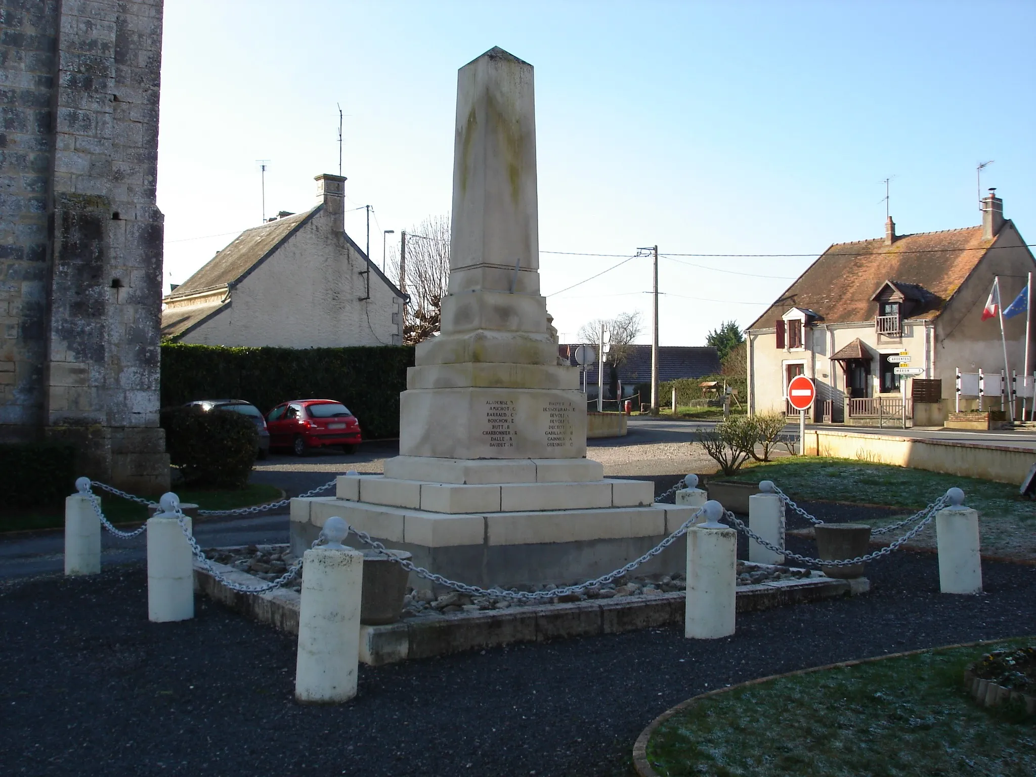 Photo showing: Sassierges-Saint-Germain (36) : Le monument aux morts.