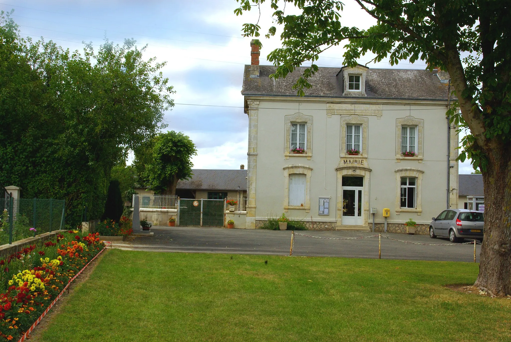 Photo showing: City Hall La Chapelle-Saint-Laurian