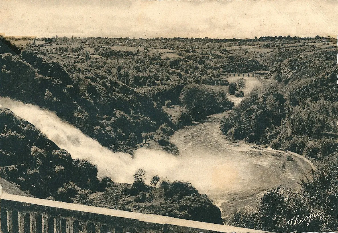 Photo showing: La vallée de la Creuse - Vue du sommet du barrage par temps de crue - avant 1939