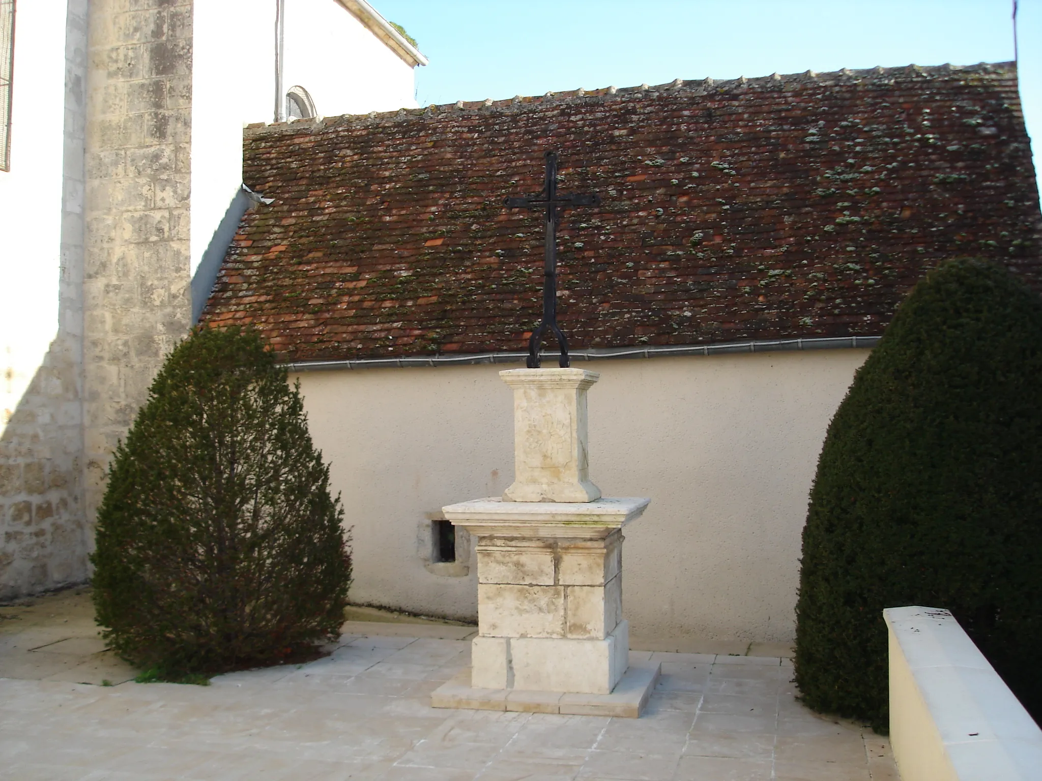 Photo showing: Saint-Août (36) : La croix.