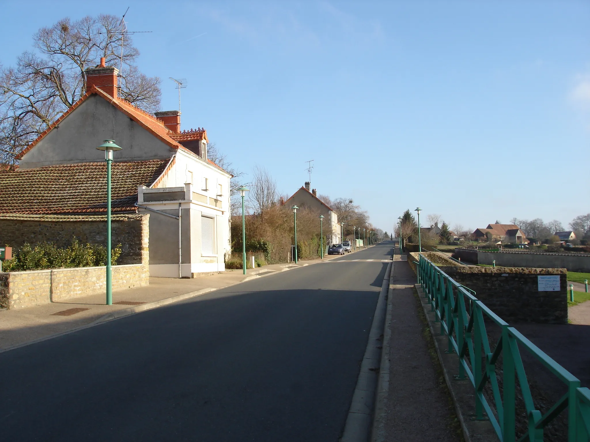 Photo showing: Verneuil-sur-Igneraie (36) : La rue des Potiers (route départementale 69).