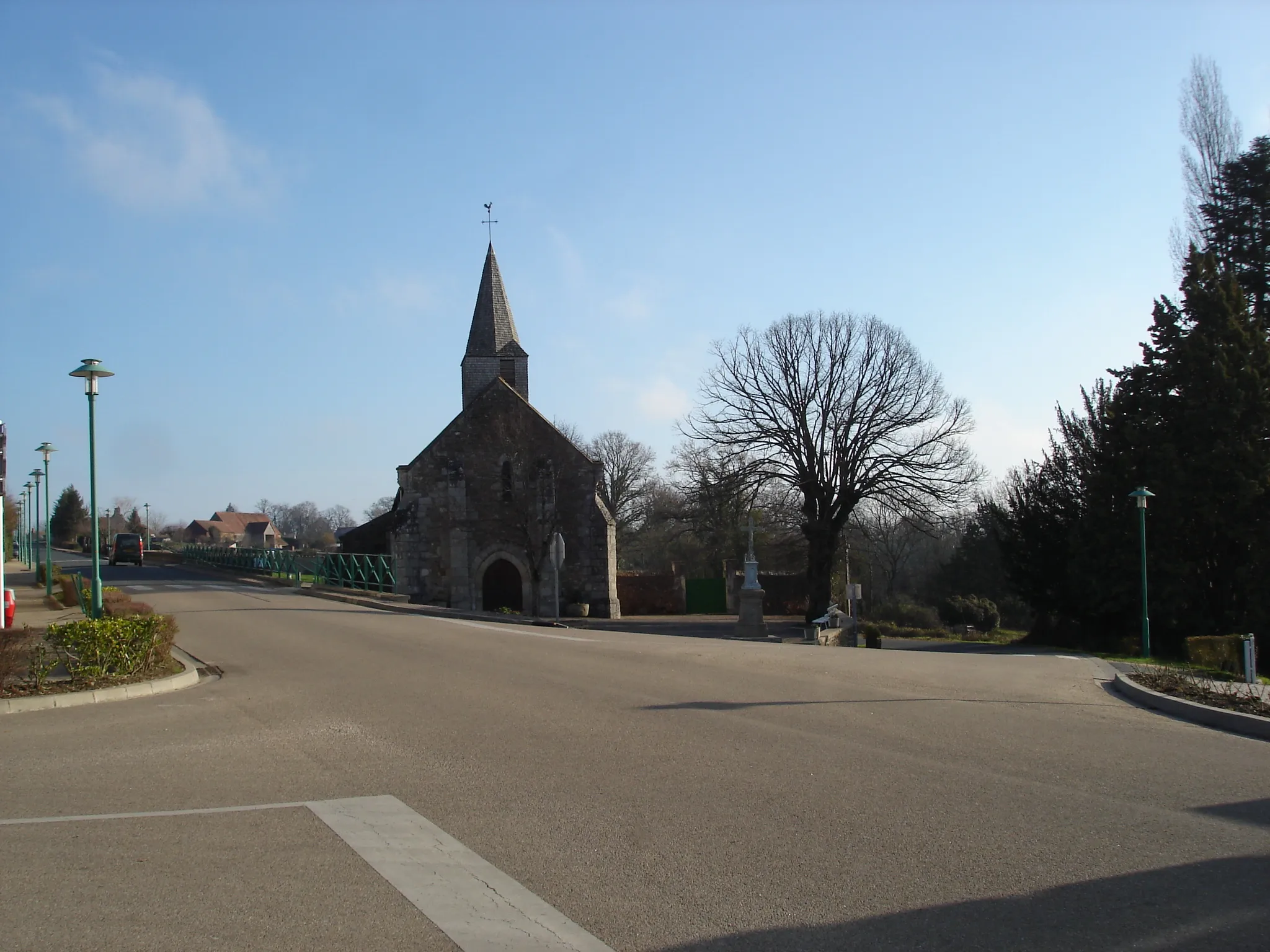 Photo showing: Verneuil-sur-Igneraie (36) : L'église et le carrefour de la rue des Potiers (route départementale 69) et de la route de Lourouer (route départementale 72).